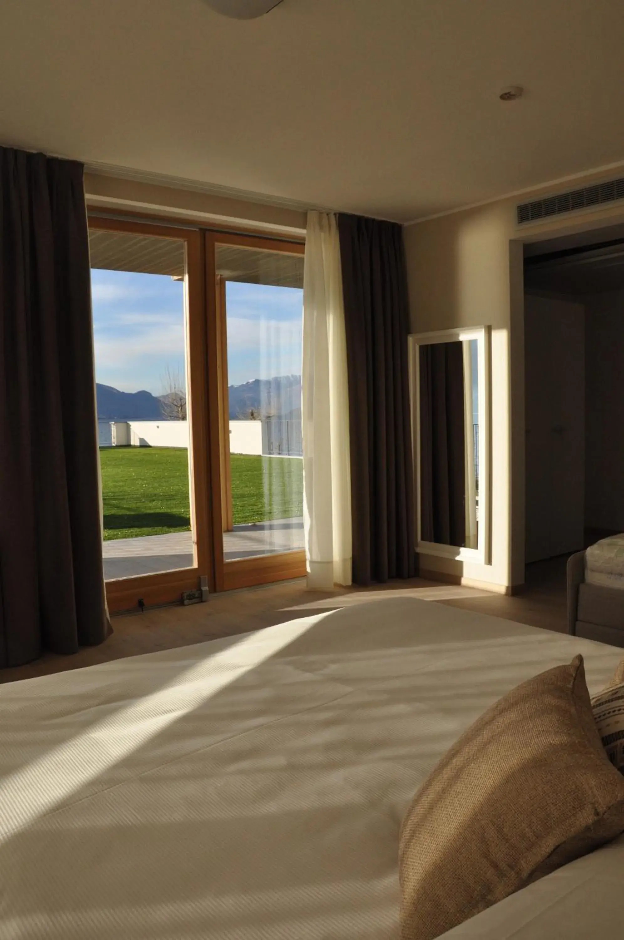 Bed, Mountain View in Tullio Hotel