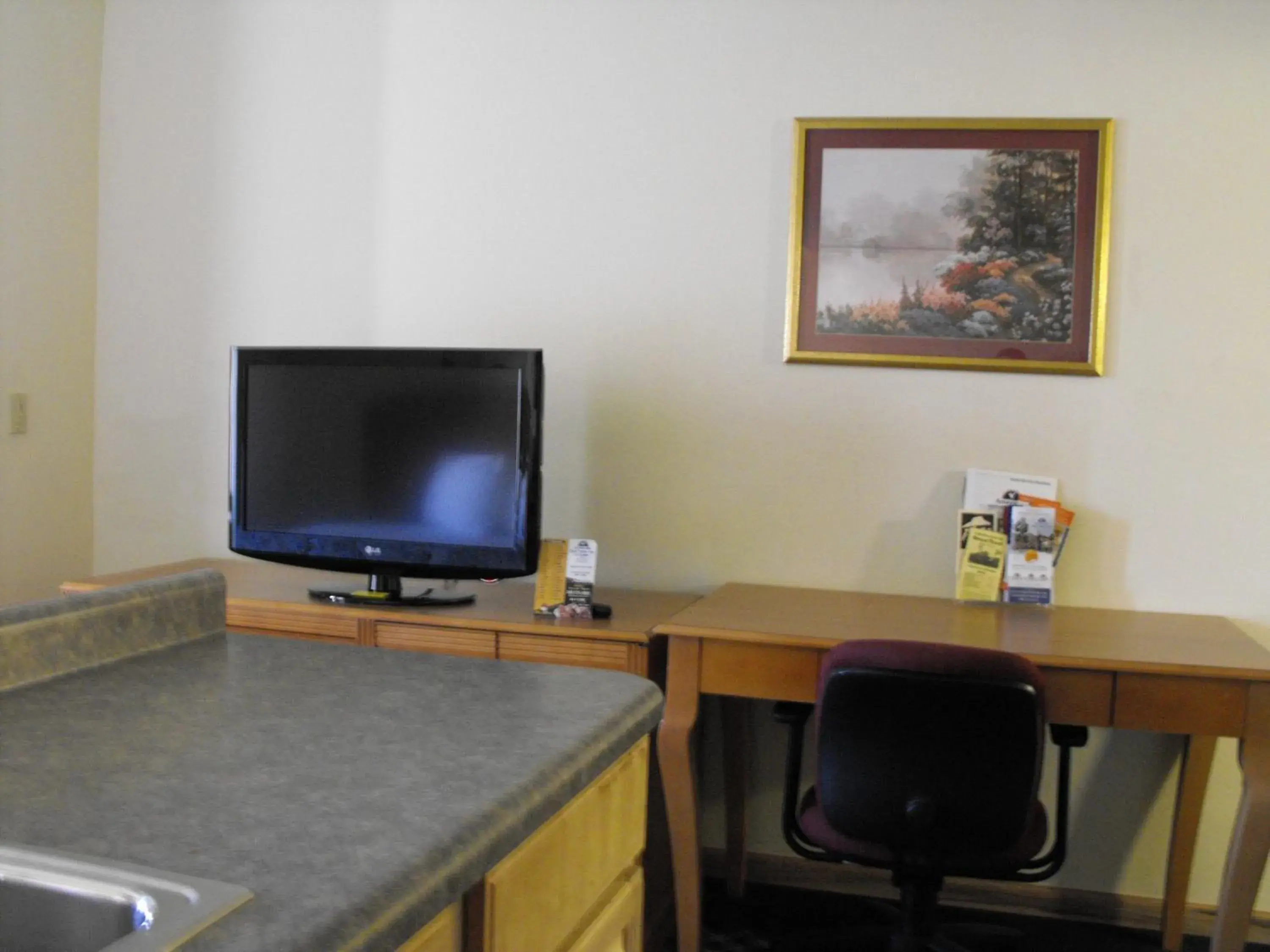 Seating area, TV/Entertainment Center in Americas Best Value Inn Three Rivers