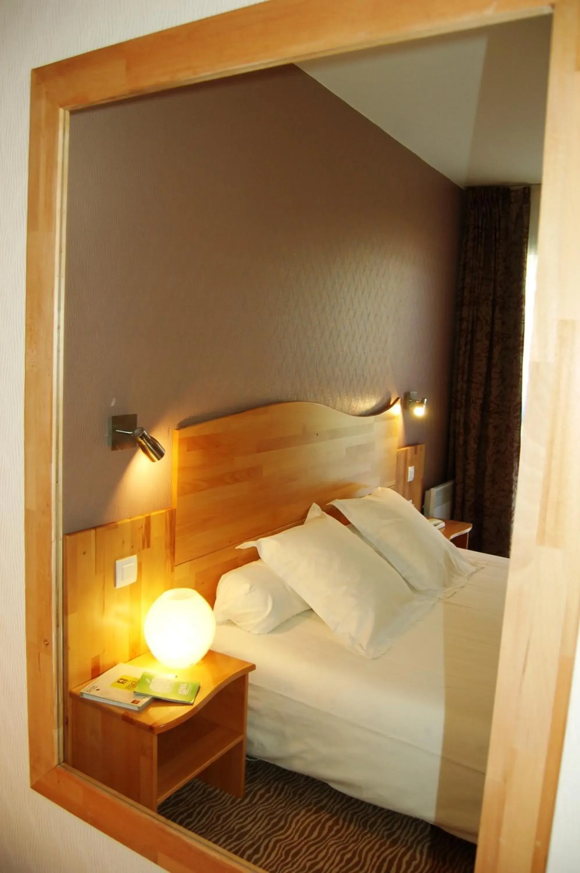 Bedroom, Bed in Hôtel Cositel, Coutances