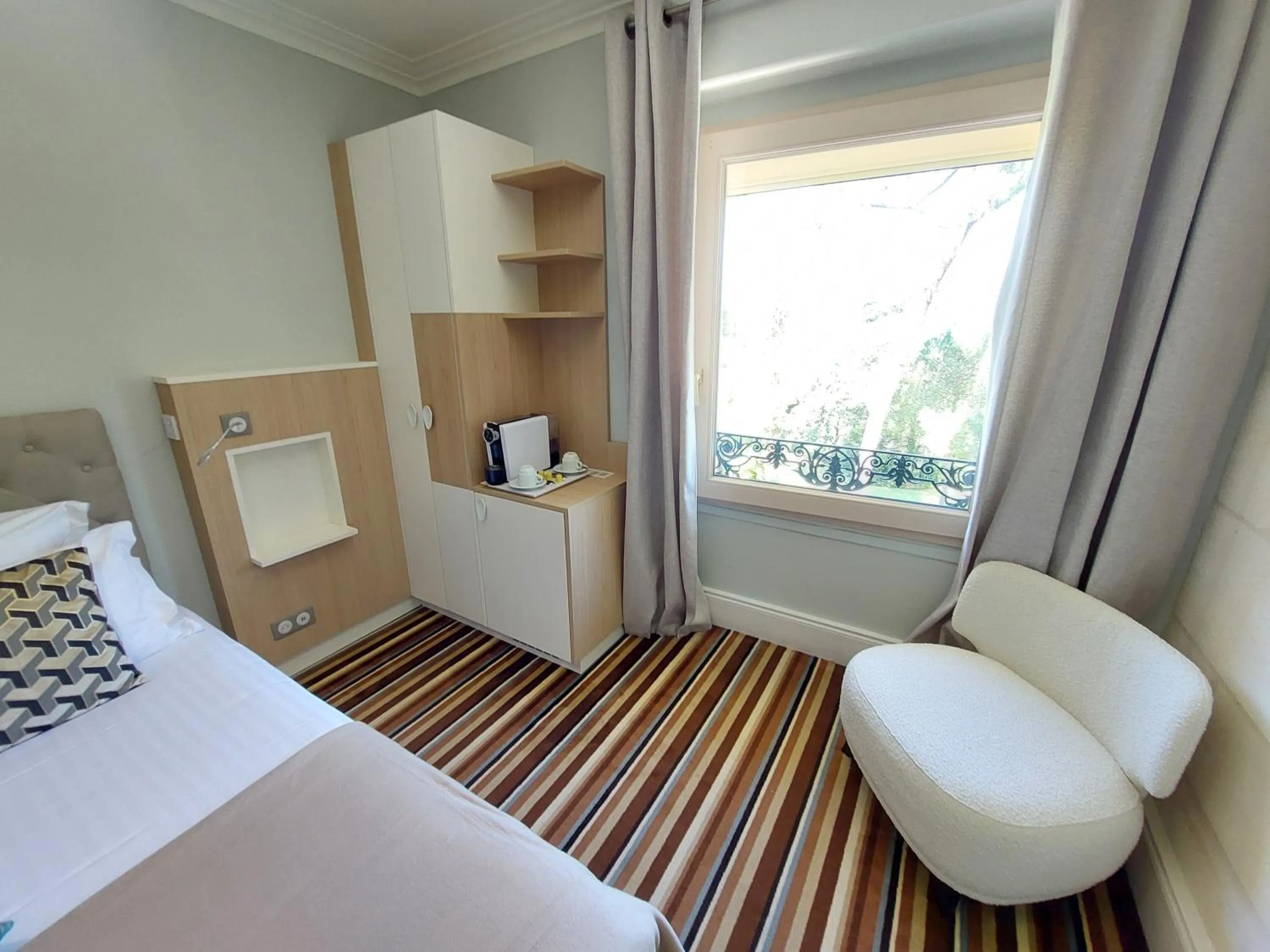 Property building, Bed in Hôtel The Originals Résidence de Rohan (EX RELAIS DU SILENCE)