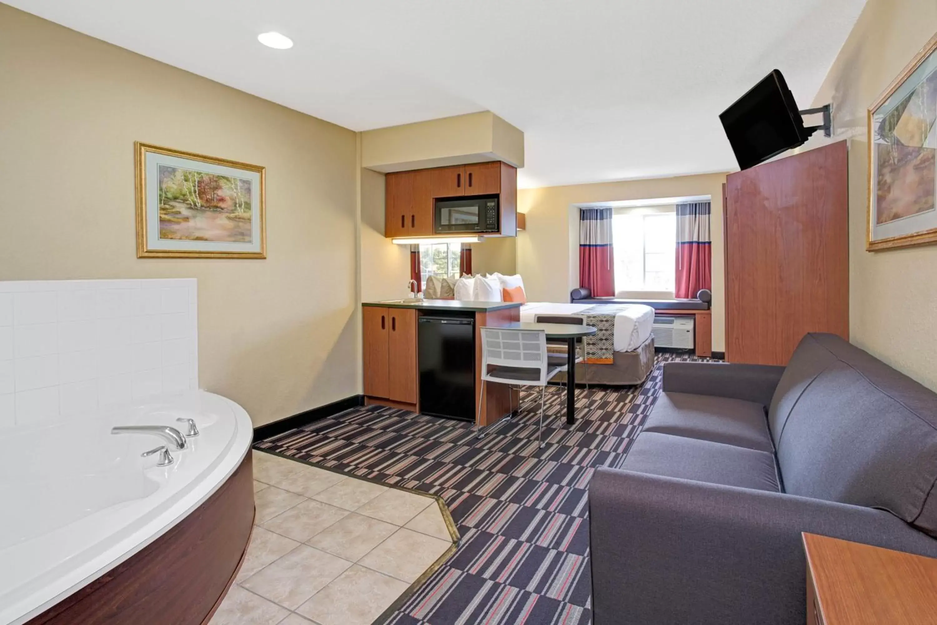 Deluxe Queen Studio Suite - Non-Smoking in Microtel Inn & Suites by Wyndham Bushnell