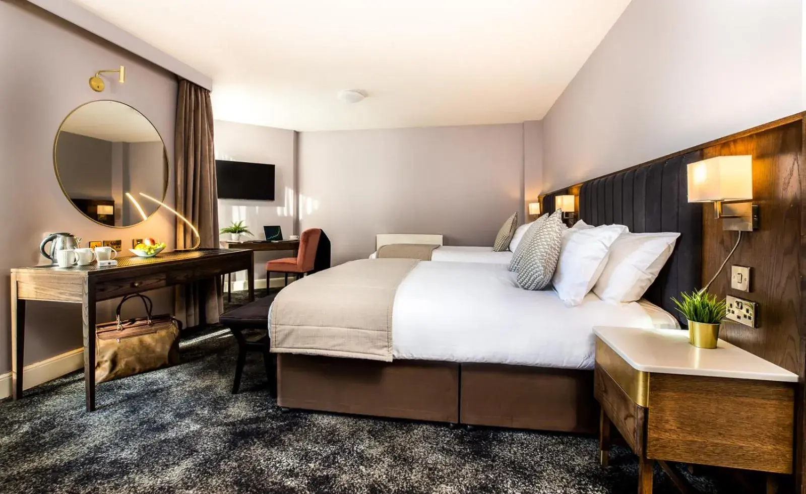 Bedroom, Bed in Dublin Skylon Hotel