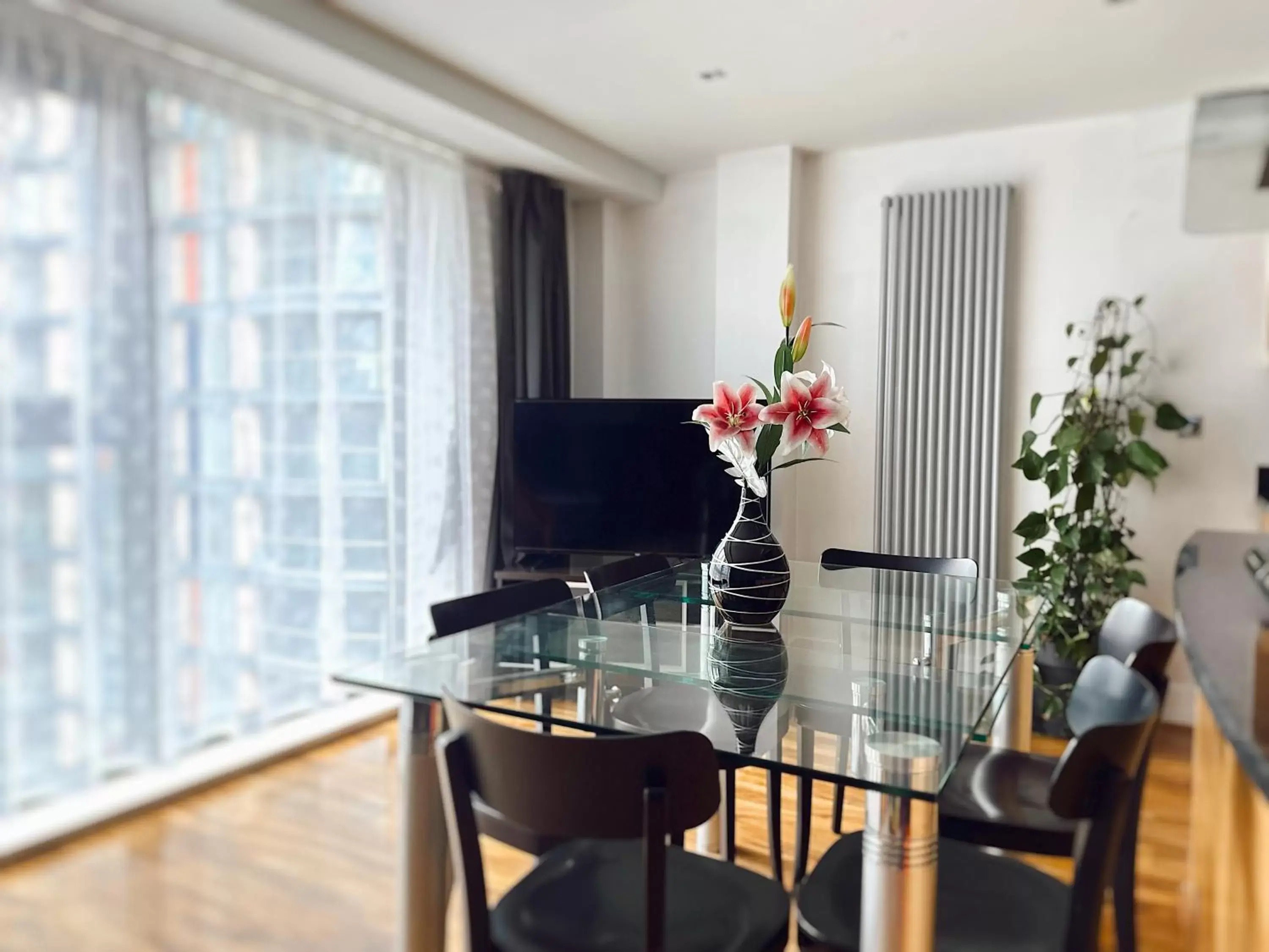 Dining Area in Canary Wharf - Luxury Apartments