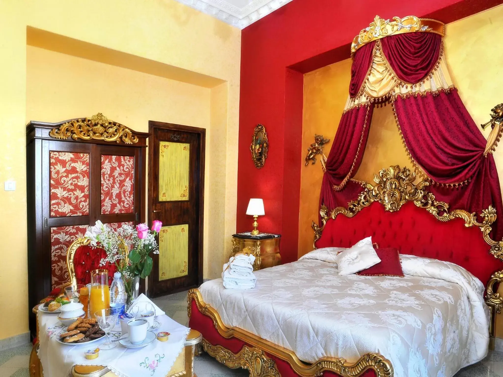 Photo of the whole room, Bed in B&B La Dolce Vita - Luxury House