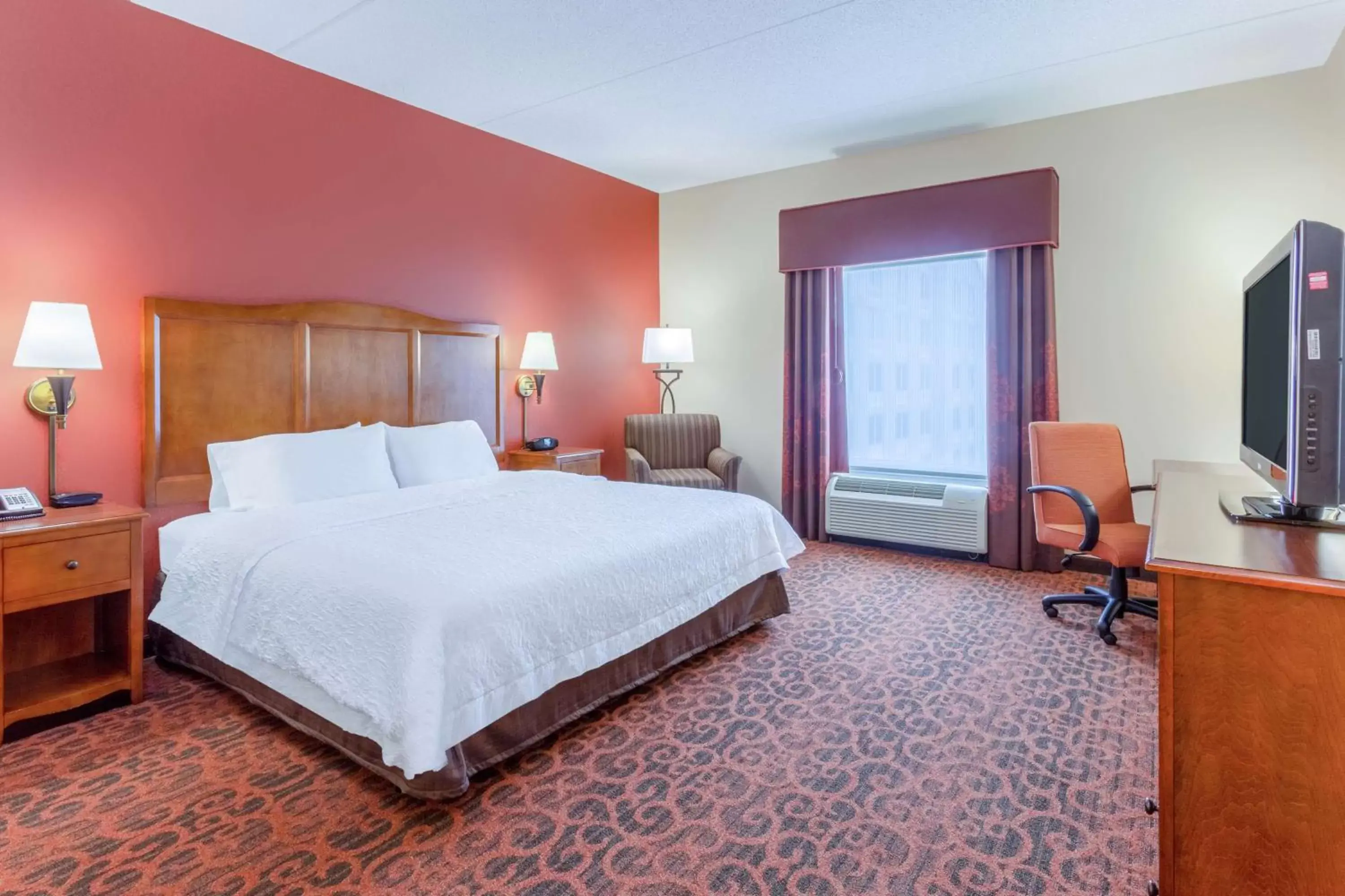 Bedroom, Bed in Hampton Inn Owings Mills