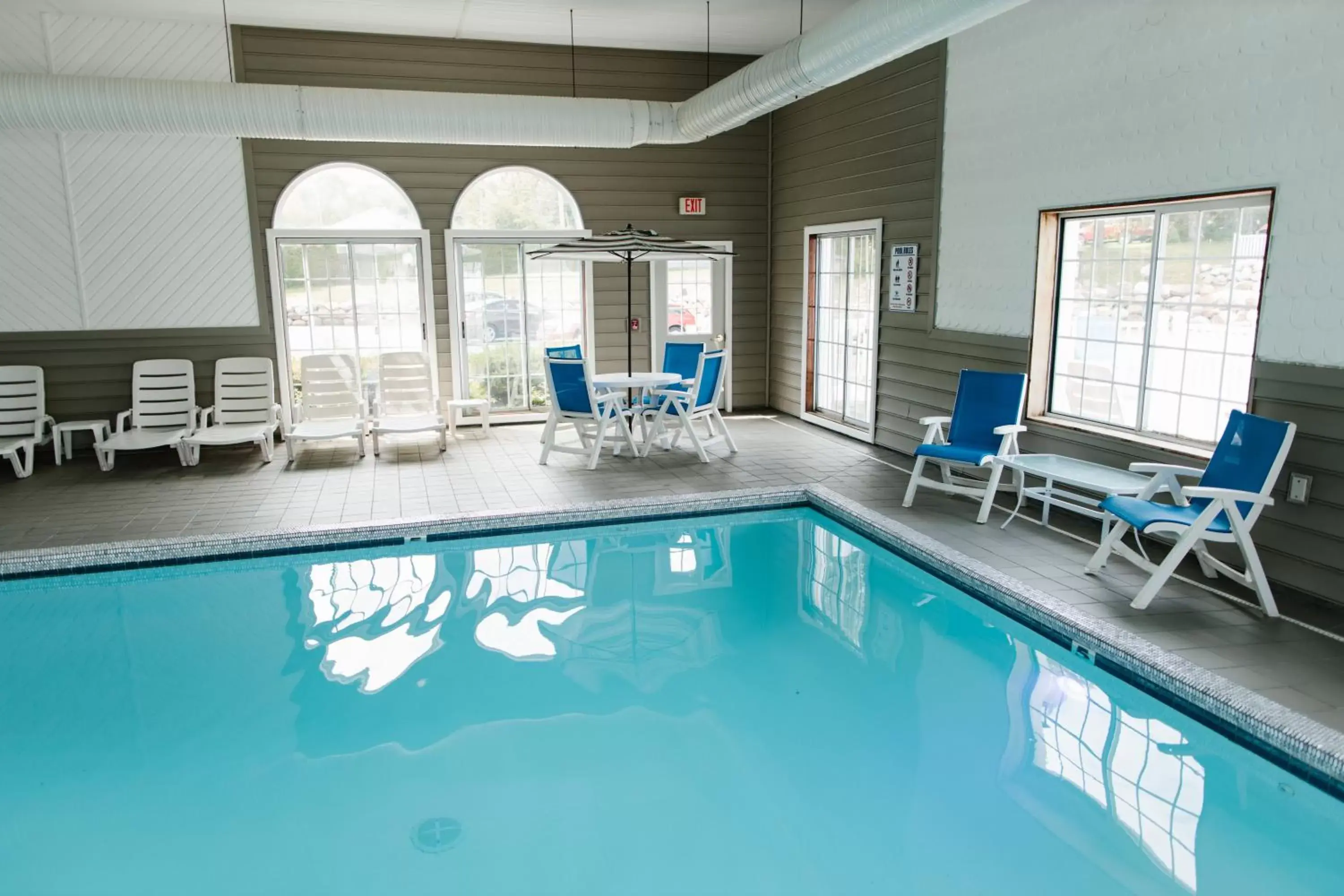 Swimming Pool in Breakers Resort - Lakeside