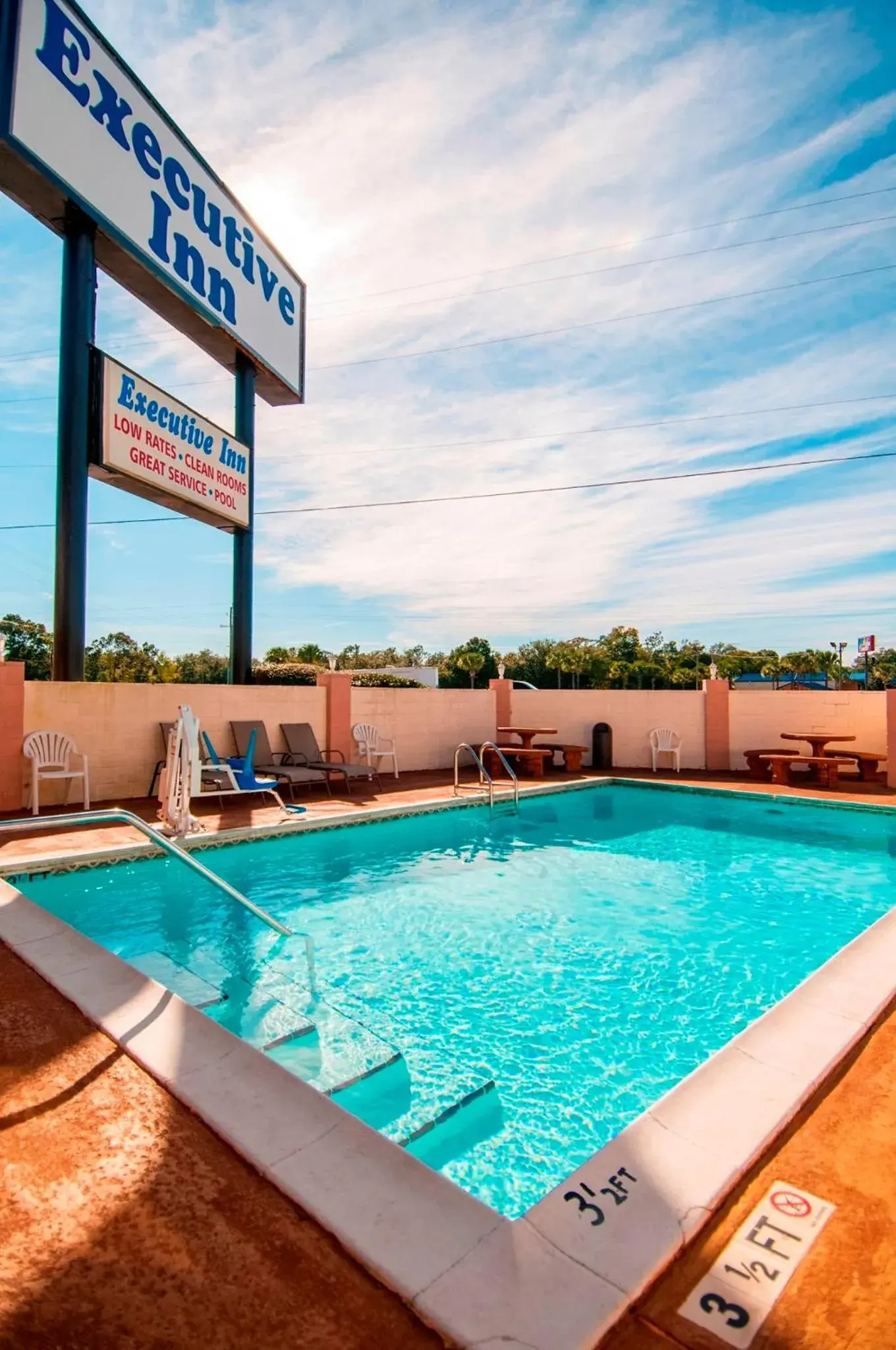 Swimming Pool in Executive Inn