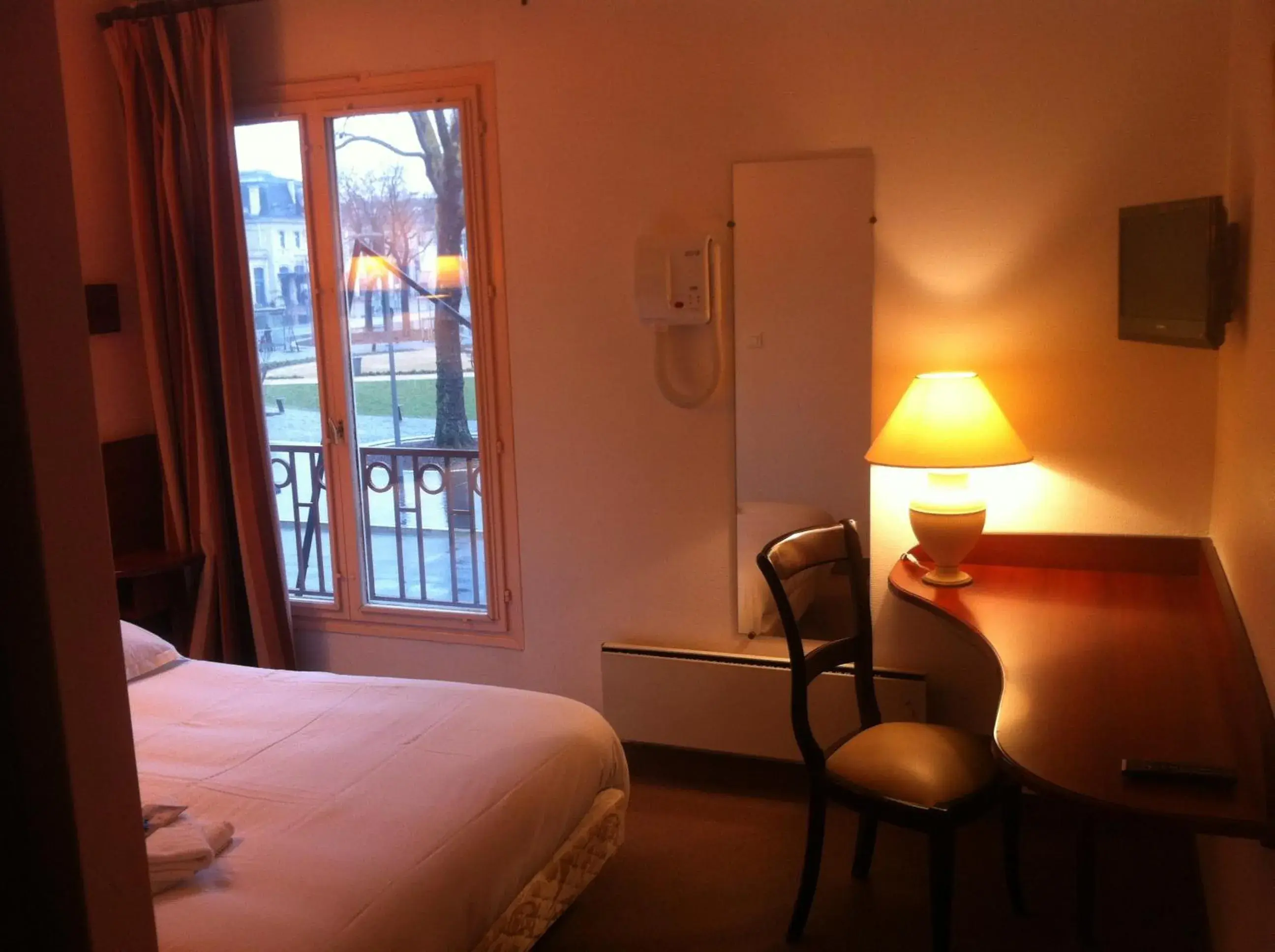 Photo of the whole room, Bed in Hotel Couleurs Sud