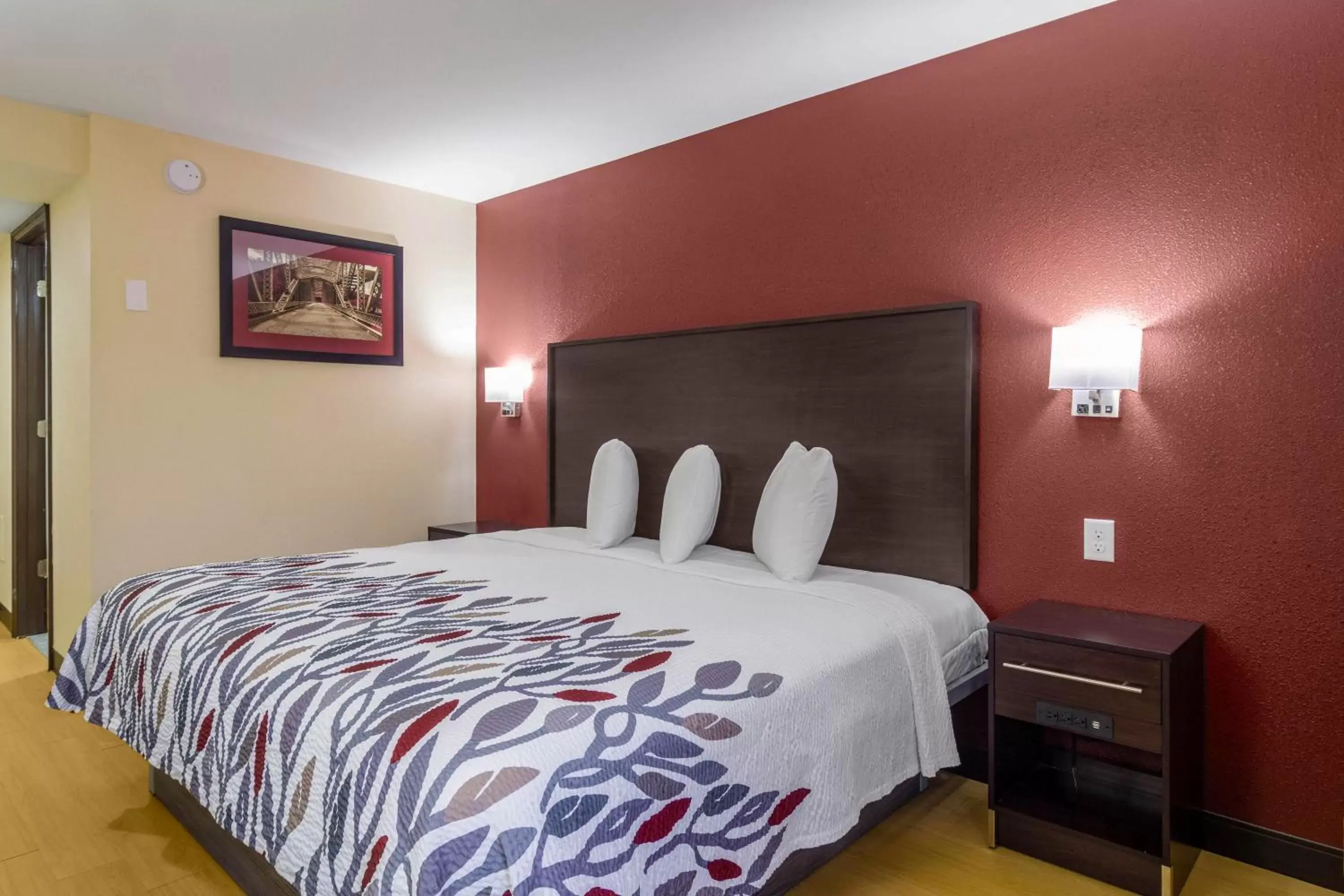 Photo of the whole room, Bed in Red Roof Inn Perrysburg