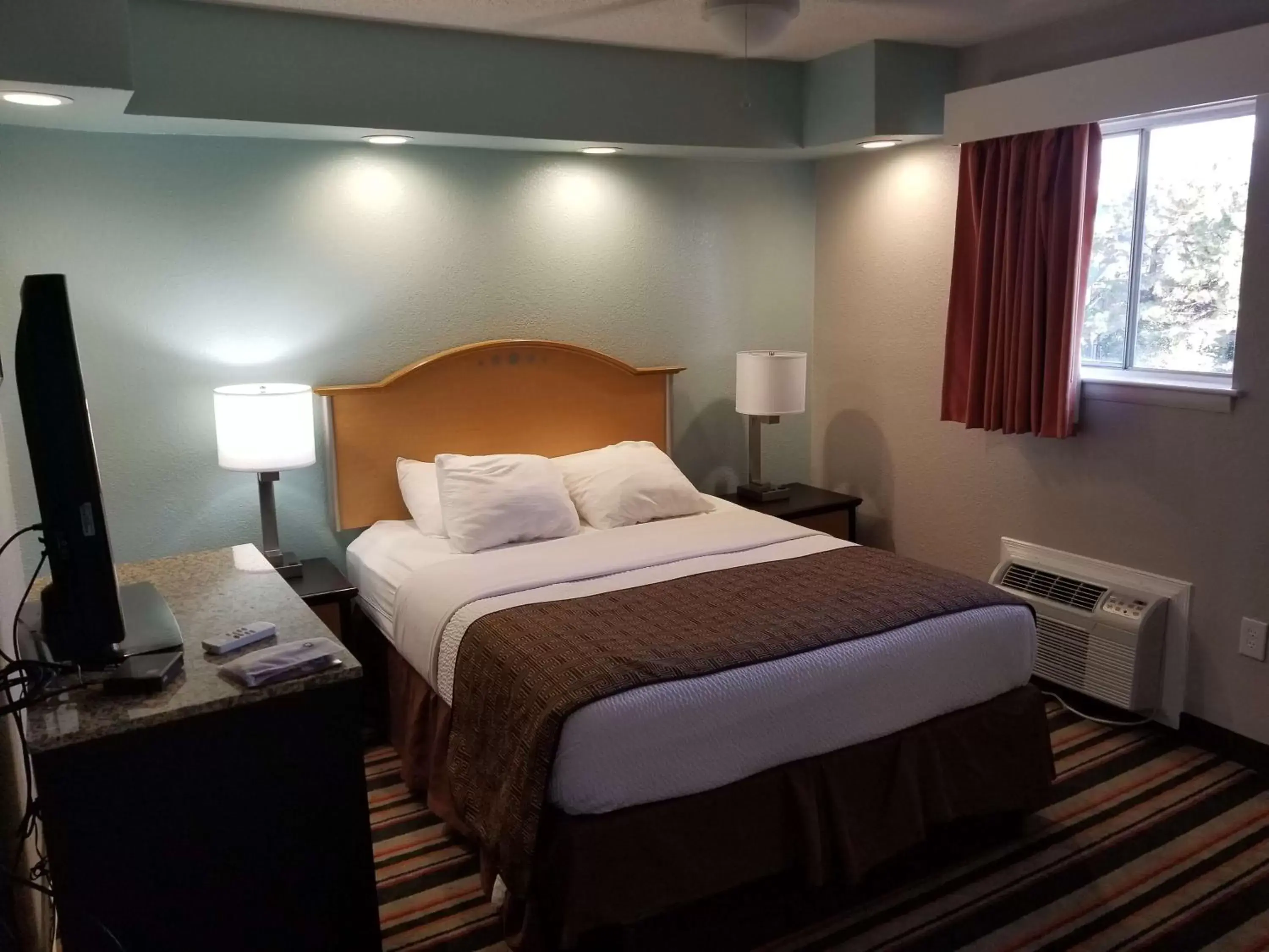 Photo of the whole room, Bed in Best Western Plus Holiday Sands Inn & Suites