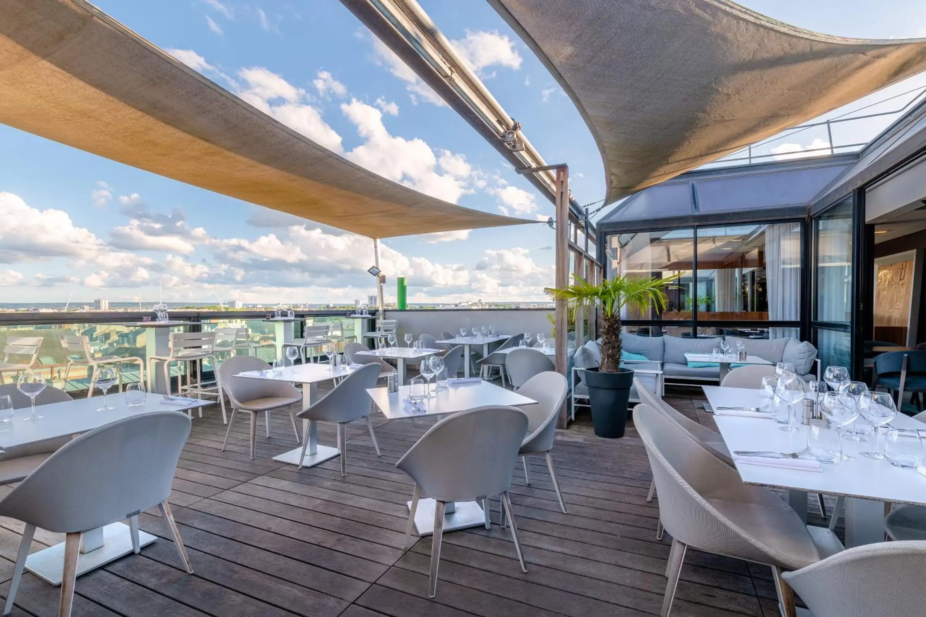 Patio, Restaurant/Places to Eat in Holiday Inn Reims Centre, an IHG Hotel