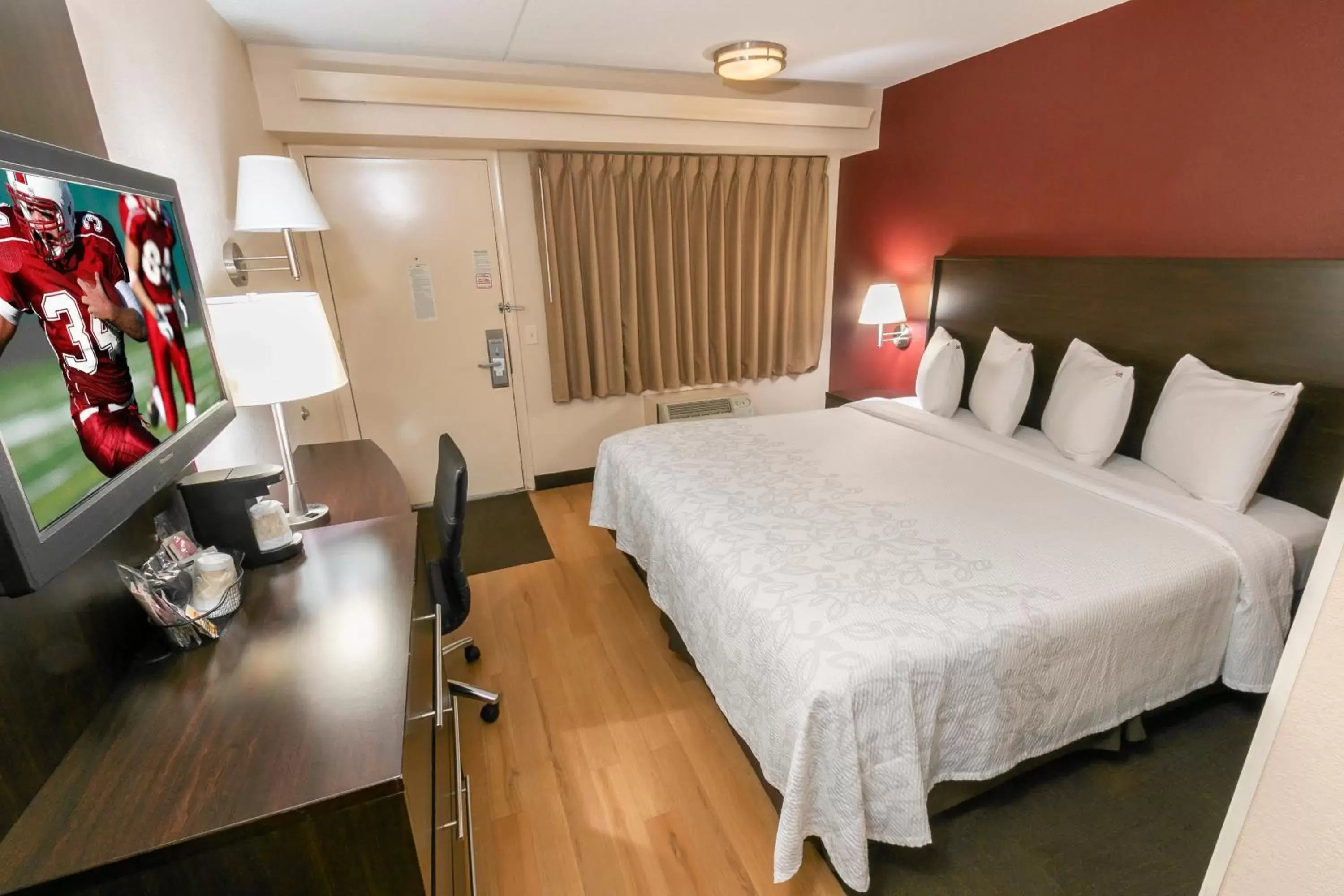 Photo of the whole room, Bed in Red Roof Inn PLUS+ Columbus-Ohio State University OSU