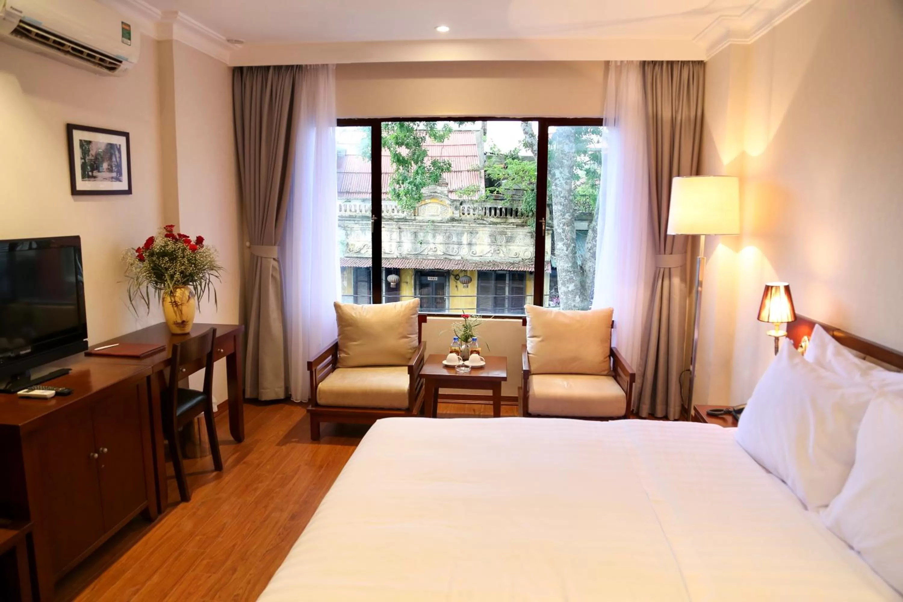 Photo of the whole room, Room Photo in Mon Regency Hotel