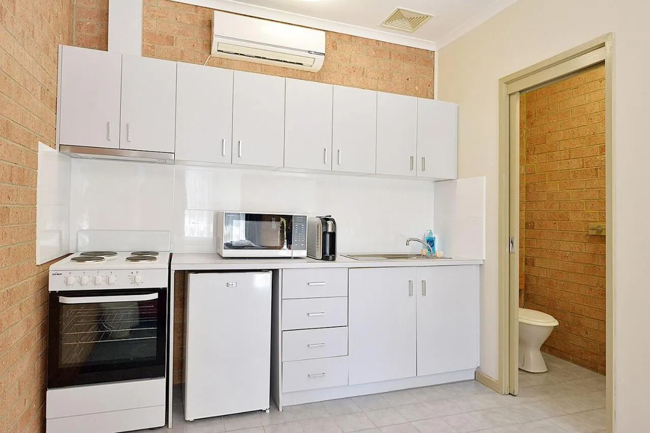 Kitchen or kitchenette in Cranbourne Motor Inn