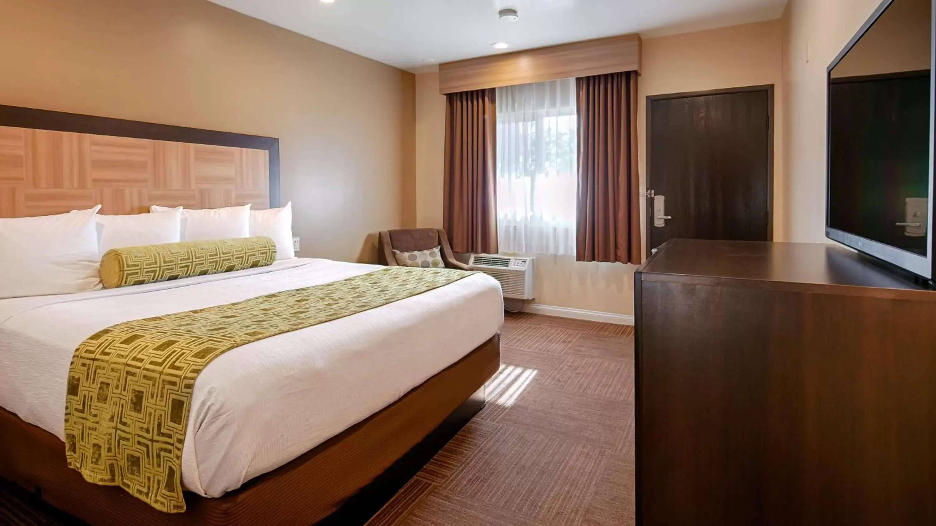Photo of the whole room, Bed in Best Western Plus Glendale