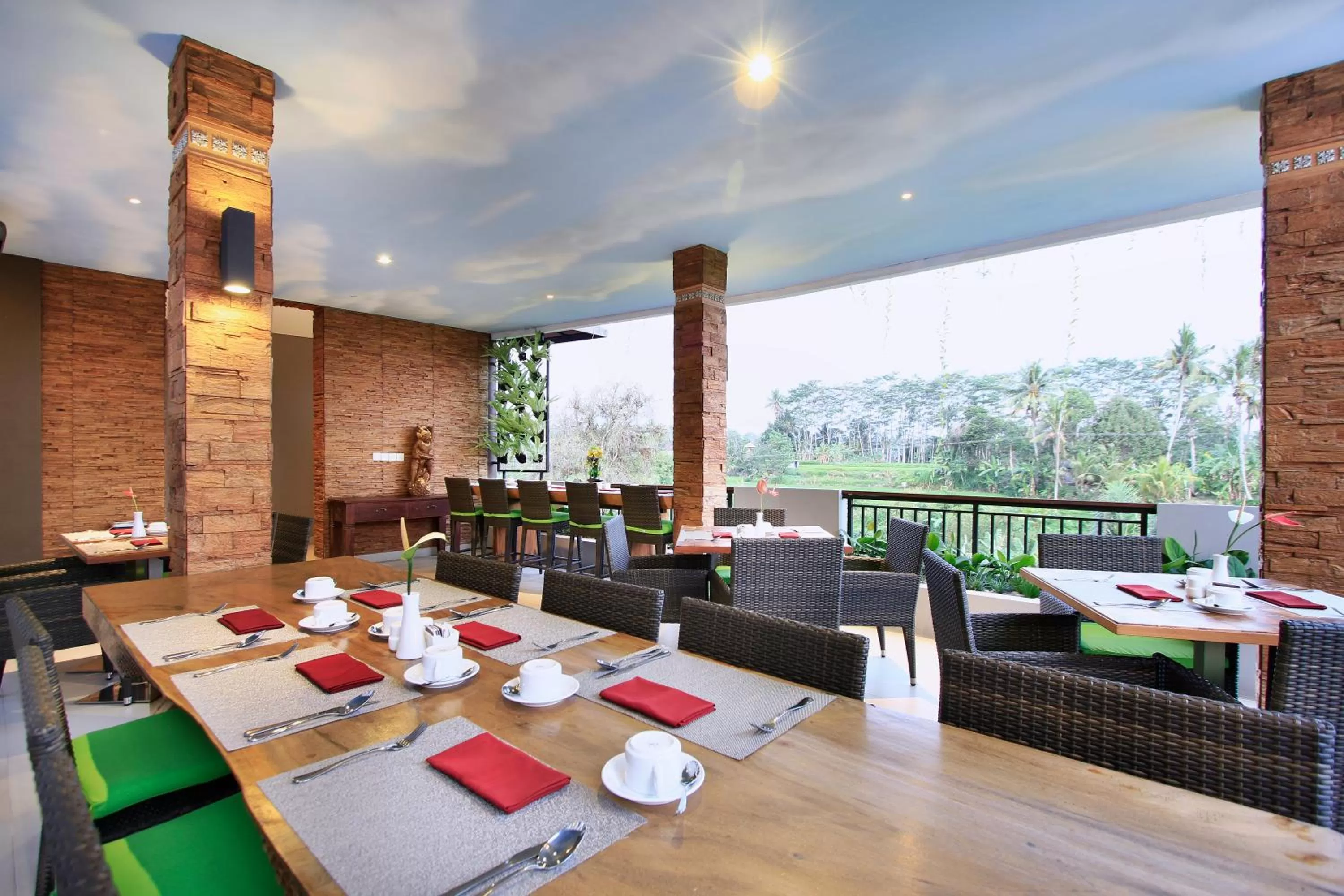 Restaurant/places to eat in Puri Padma Hotel