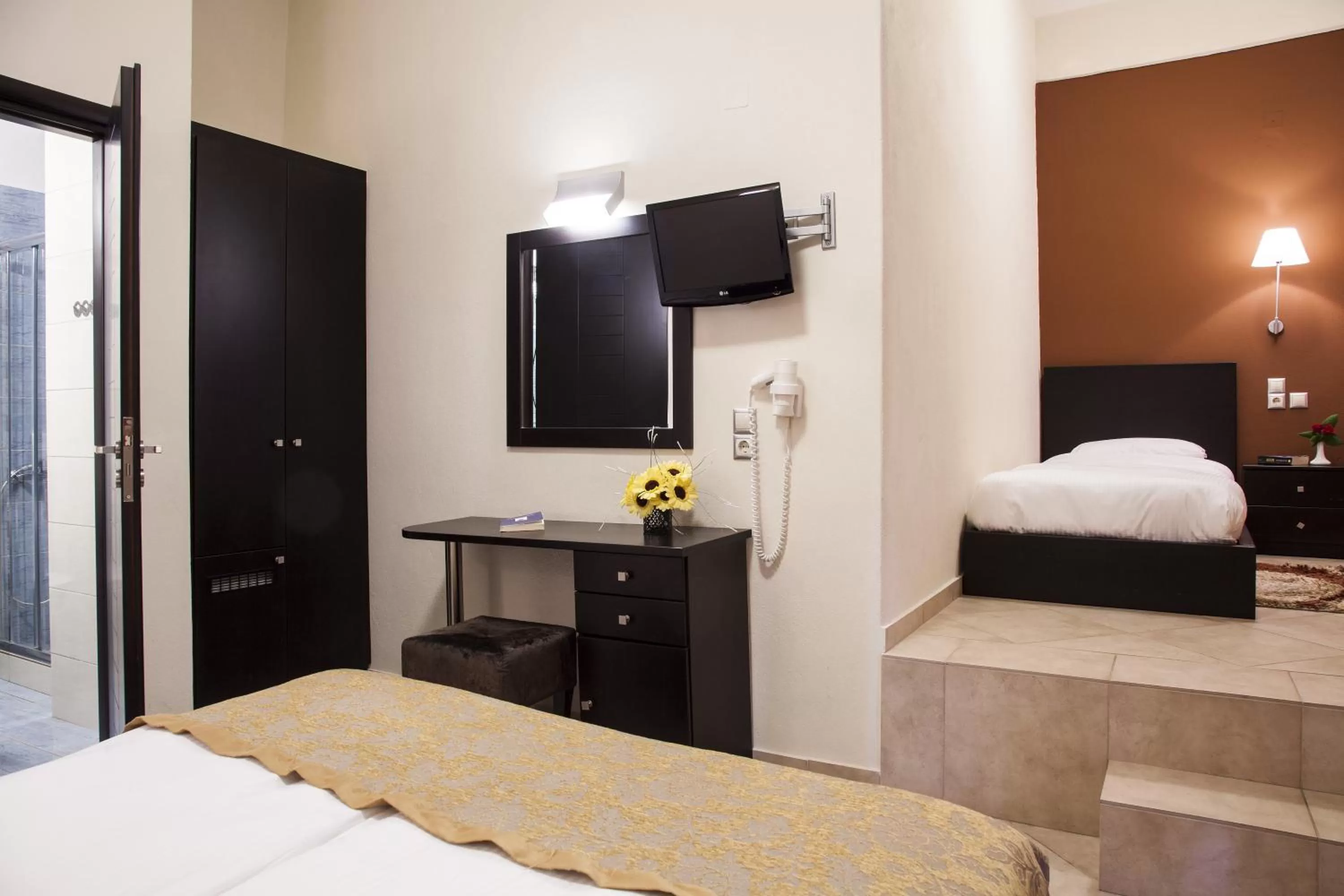 Photo of the whole room, Bed in Hotel Meteoritis