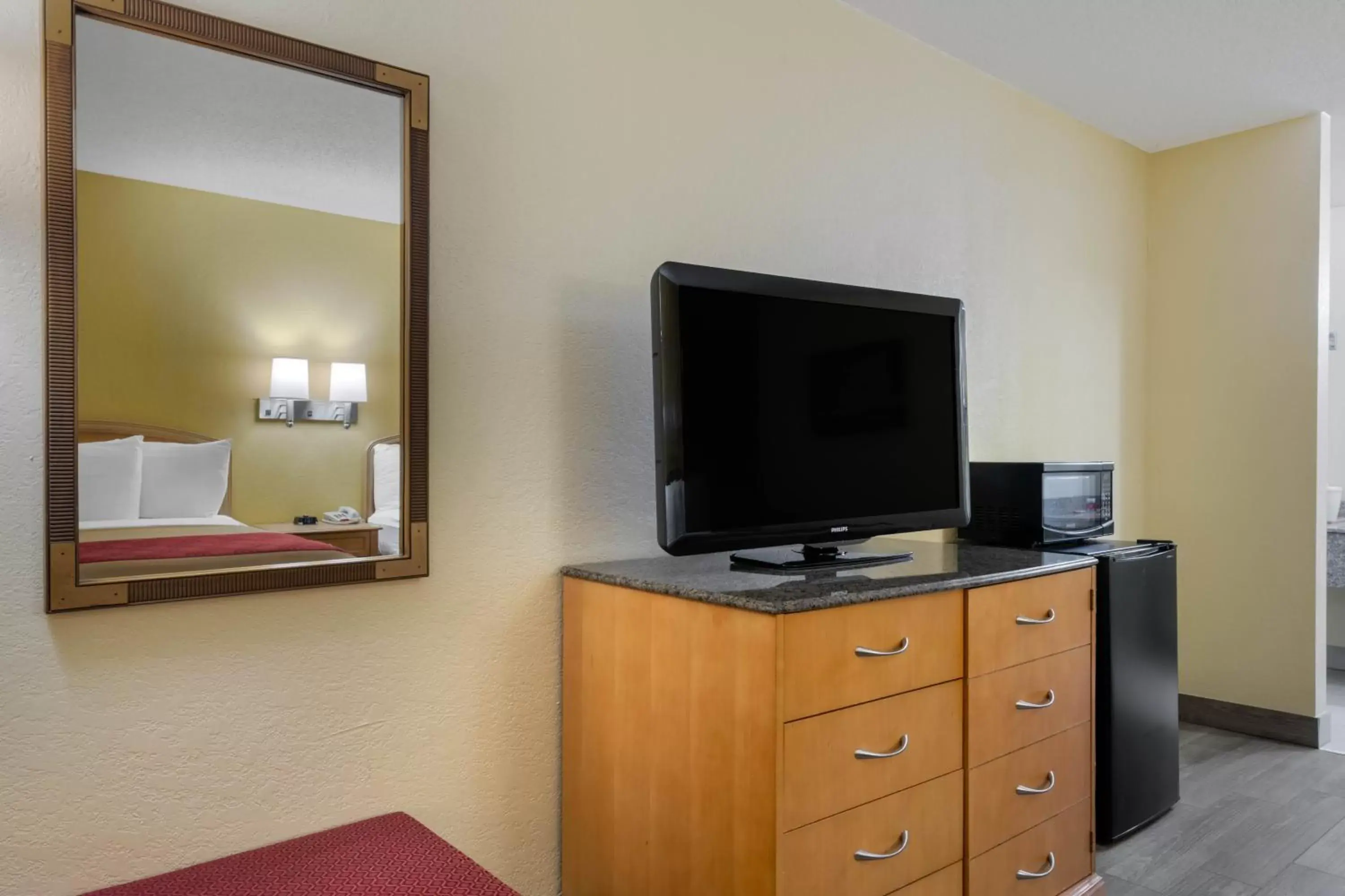 Property building, TV/Entertainment Center in Econo Lodge Jacksonville