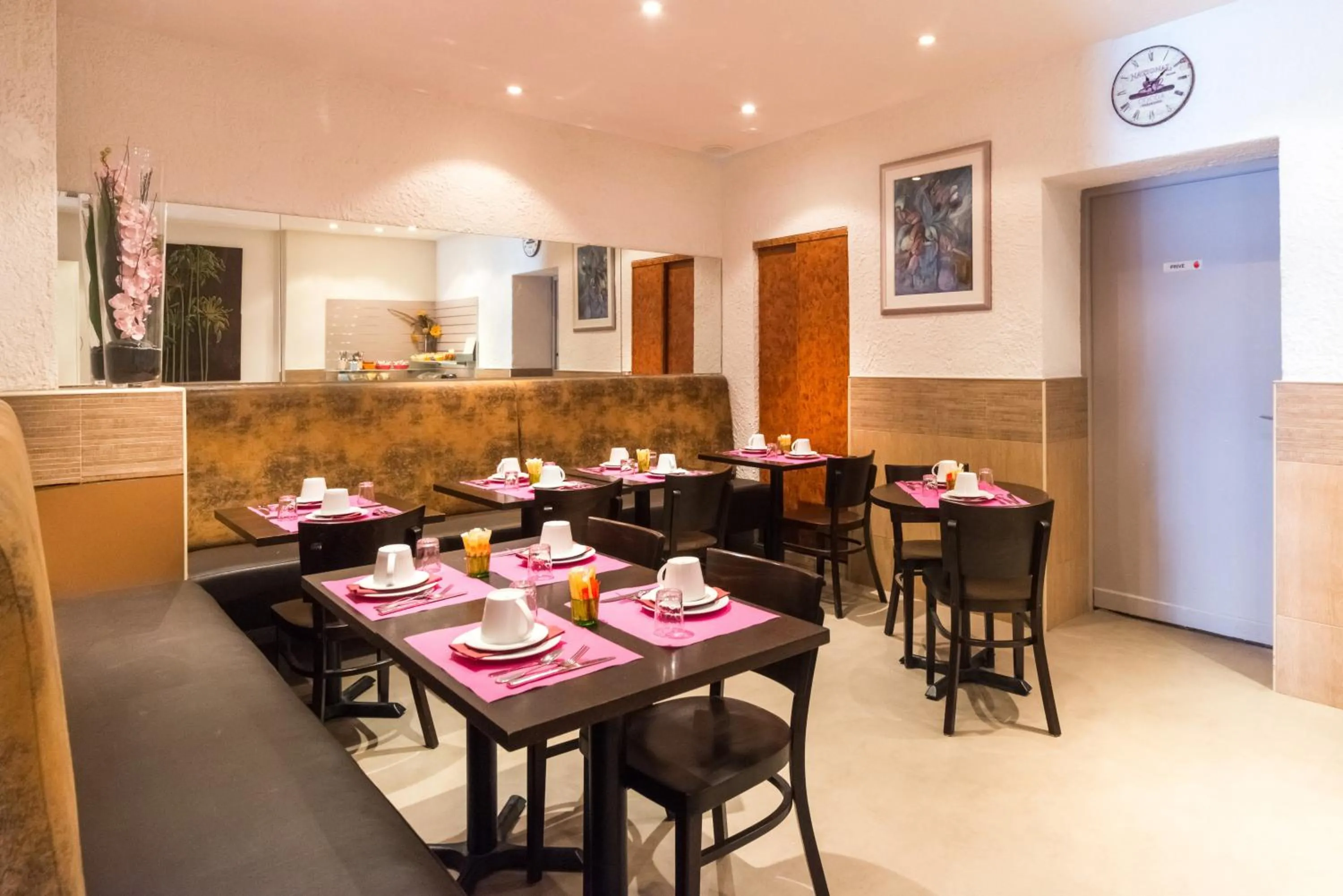 Restaurant/places to eat in Hotel Le 21