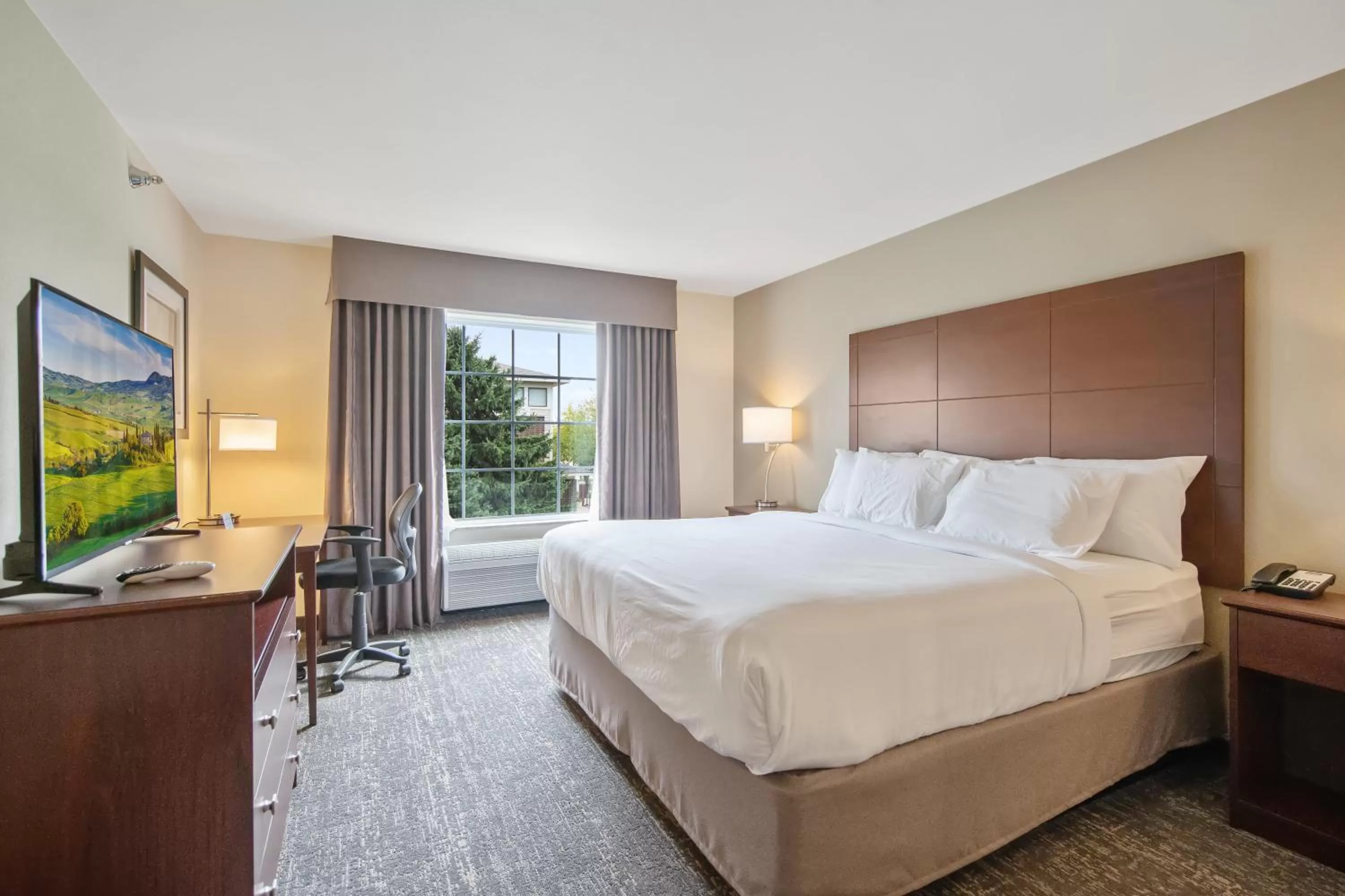 Bed in Cobblestone Hotel & Suites - Austin