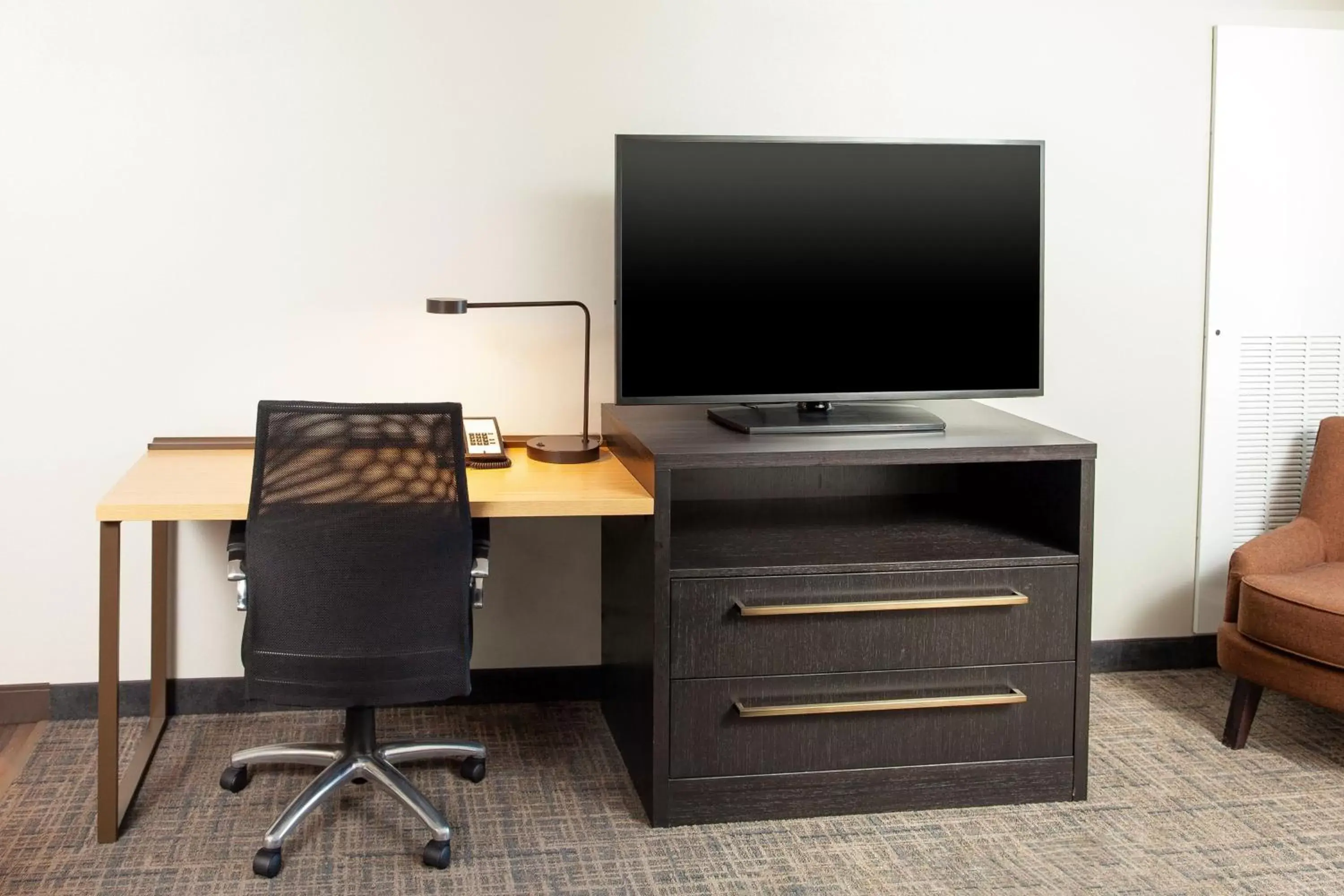 Bedroom, TV/Entertainment Center in Residence Inn Livermore