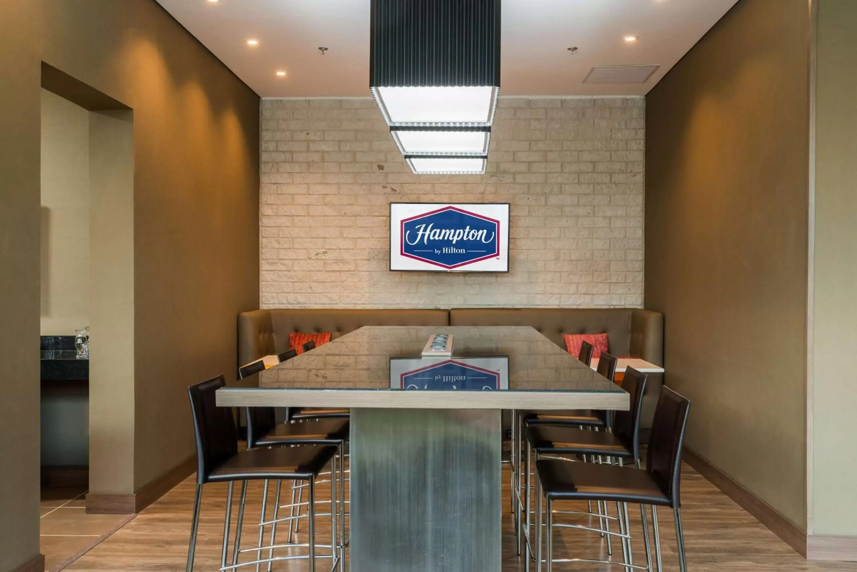 Restaurant/places to eat in Hampton by Hilton Medellin