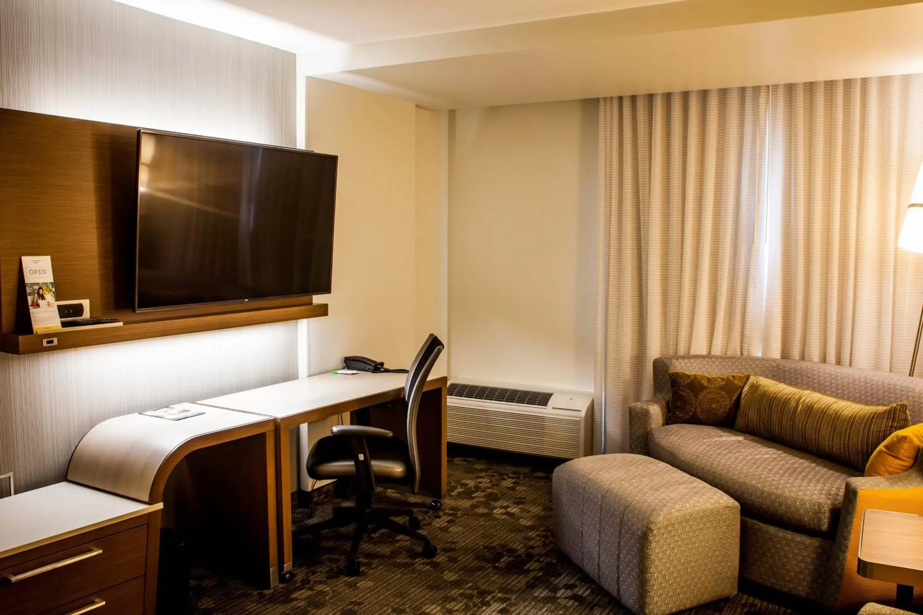 Living room, TV/Entertainment Center in Courtyard by Marriott Omaha East/Council Bluffs, IA