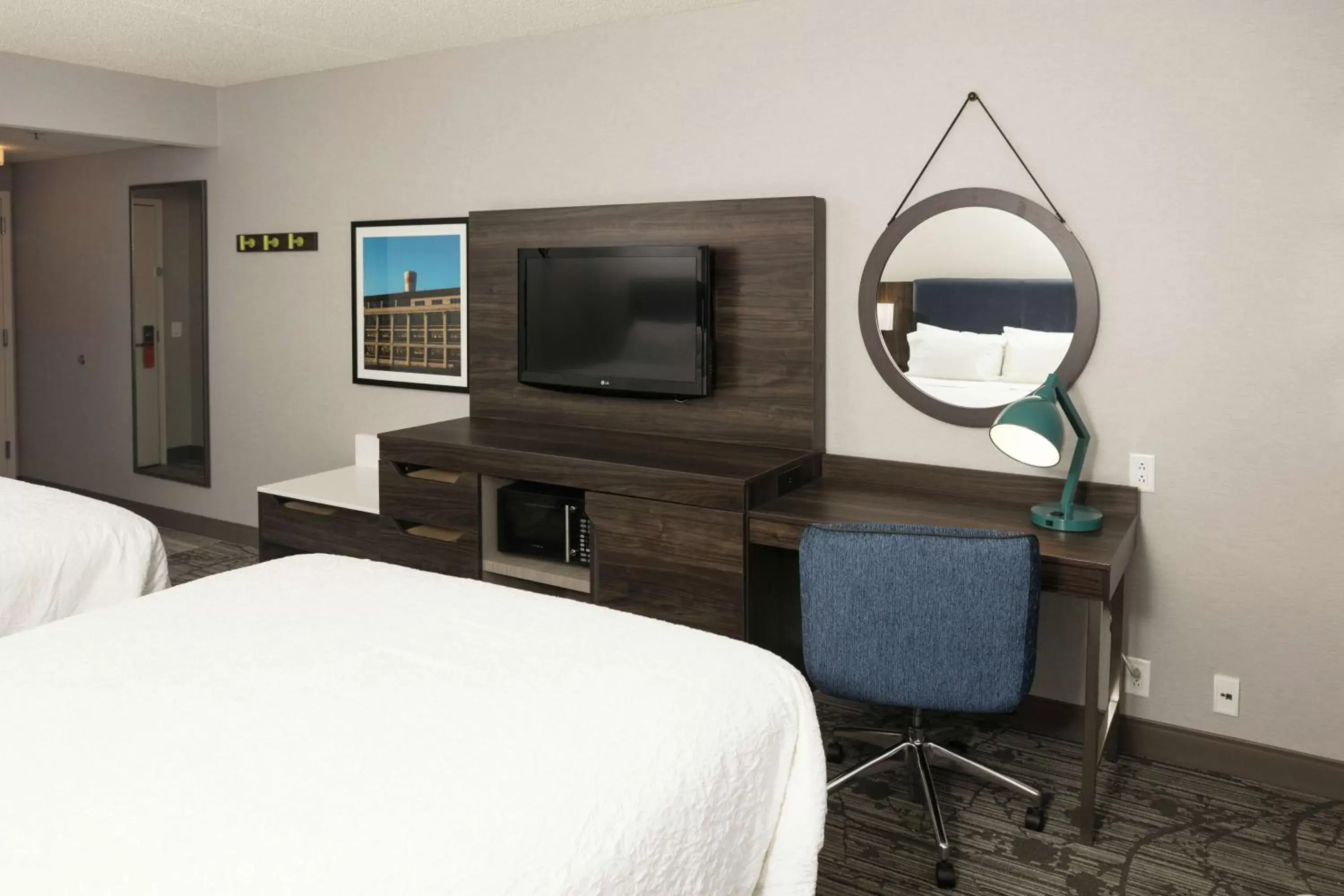 Bedroom, TV/Entertainment Center in Hampton Inn Easton