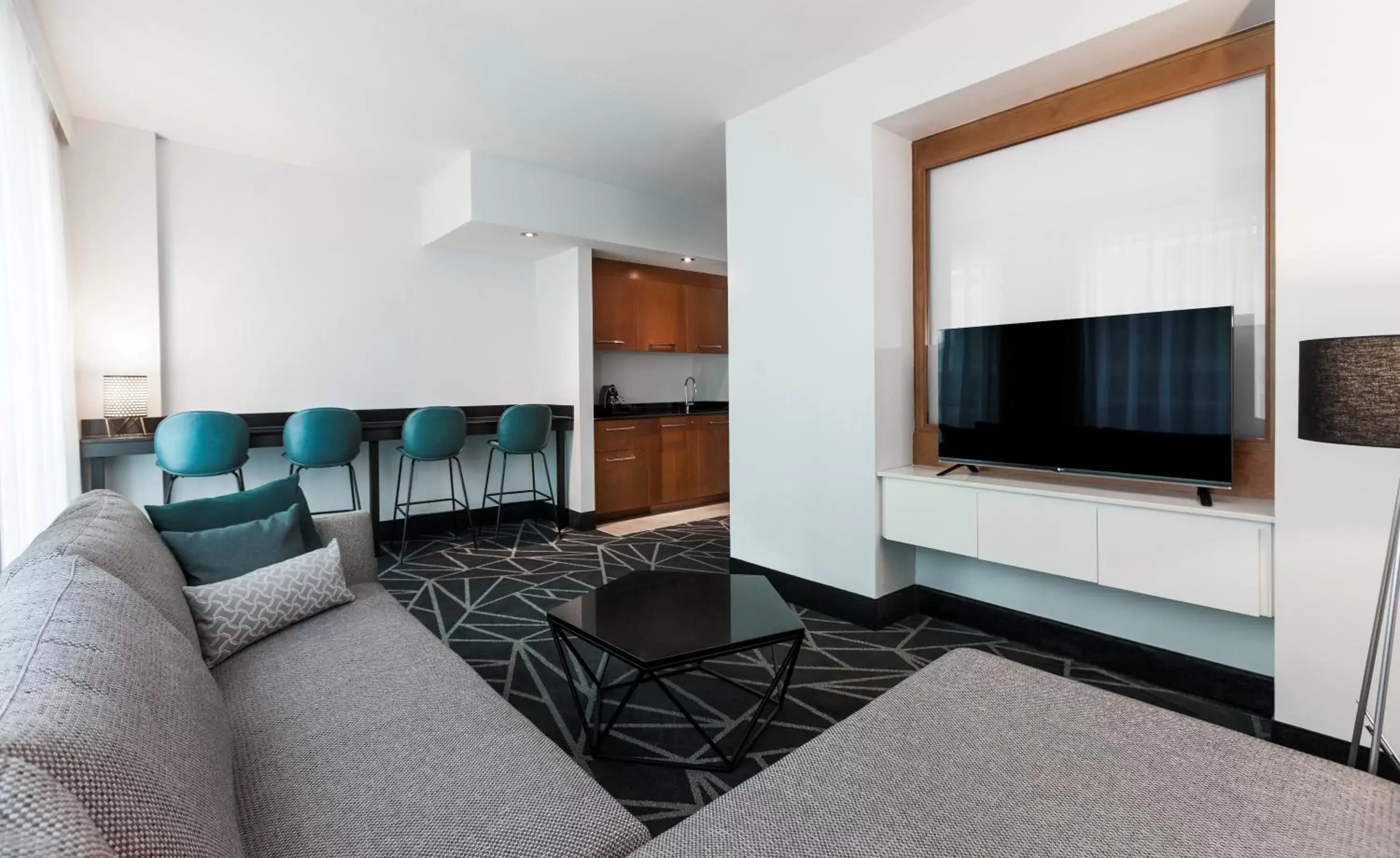 Shower, TV/Entertainment Center in Warwick Le Crystal - Montréal