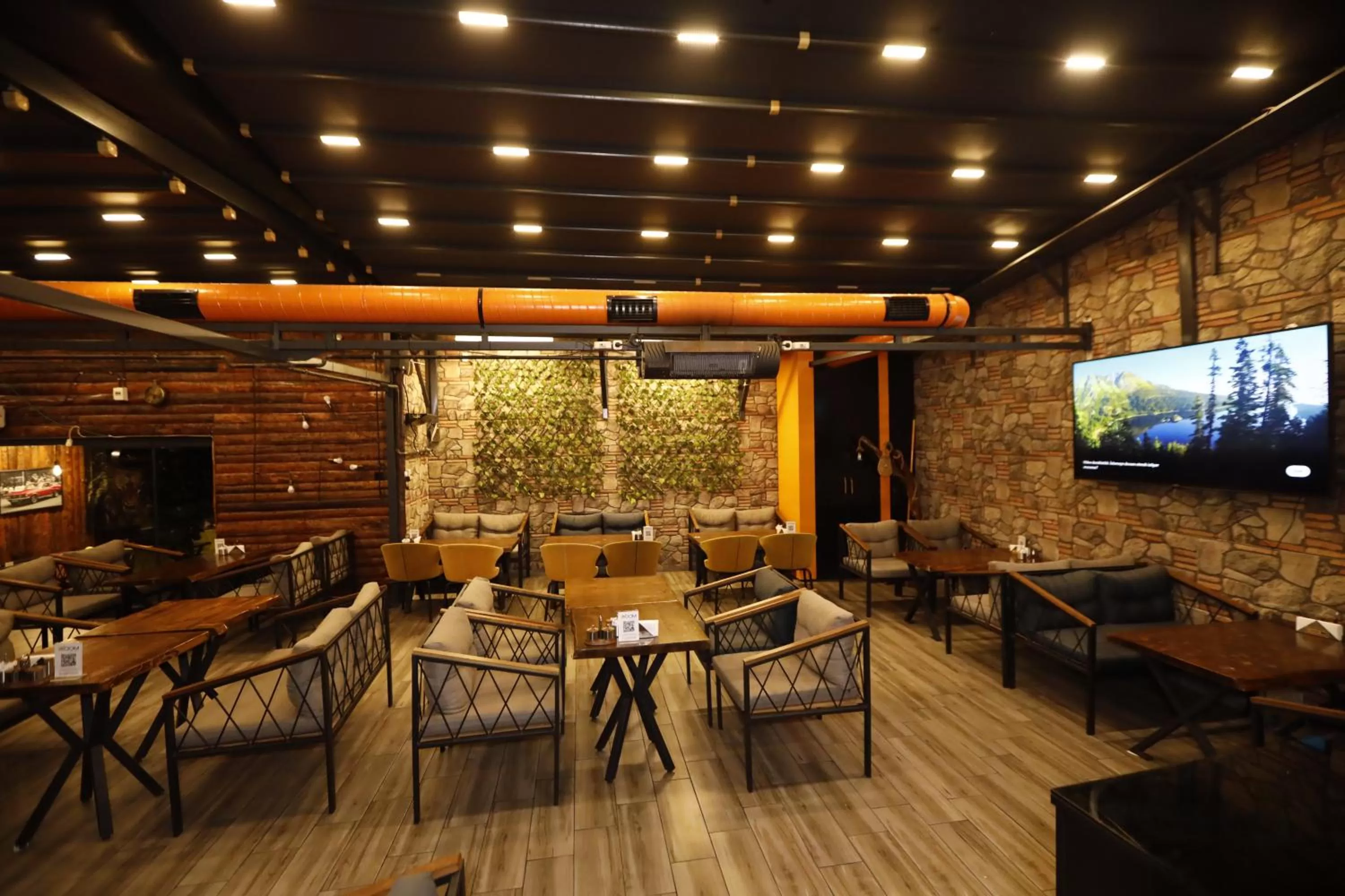 Restaurant/places to eat in The Queen Hotel