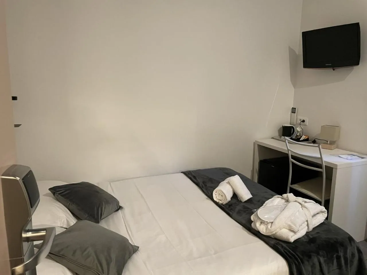 Photo of the whole room, Bed in Hôtel Anna Livia