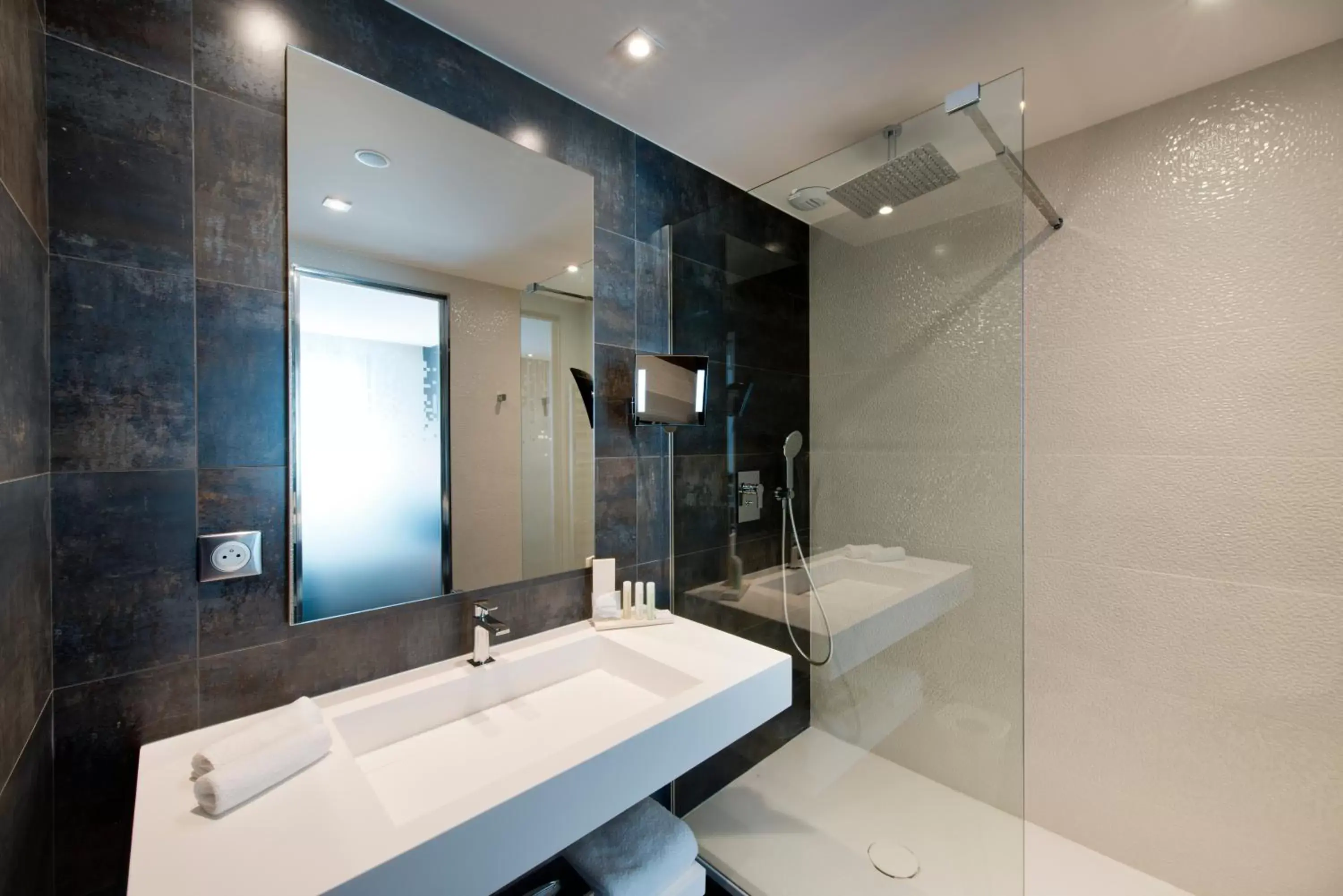Junior Suite in Golden Tulip Sophia Antipolis - Hotel & Spa Junior Suite in Golden Tulip Sophia Antipolis - Hotel & Spa