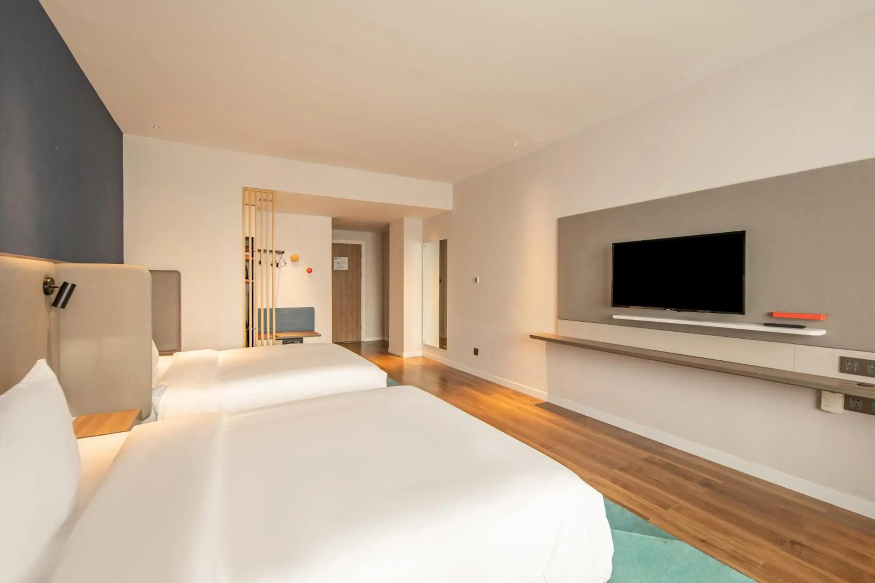 Bed in Holiday Inn Express Shanghai Jiading New City, an IHG Hotel
