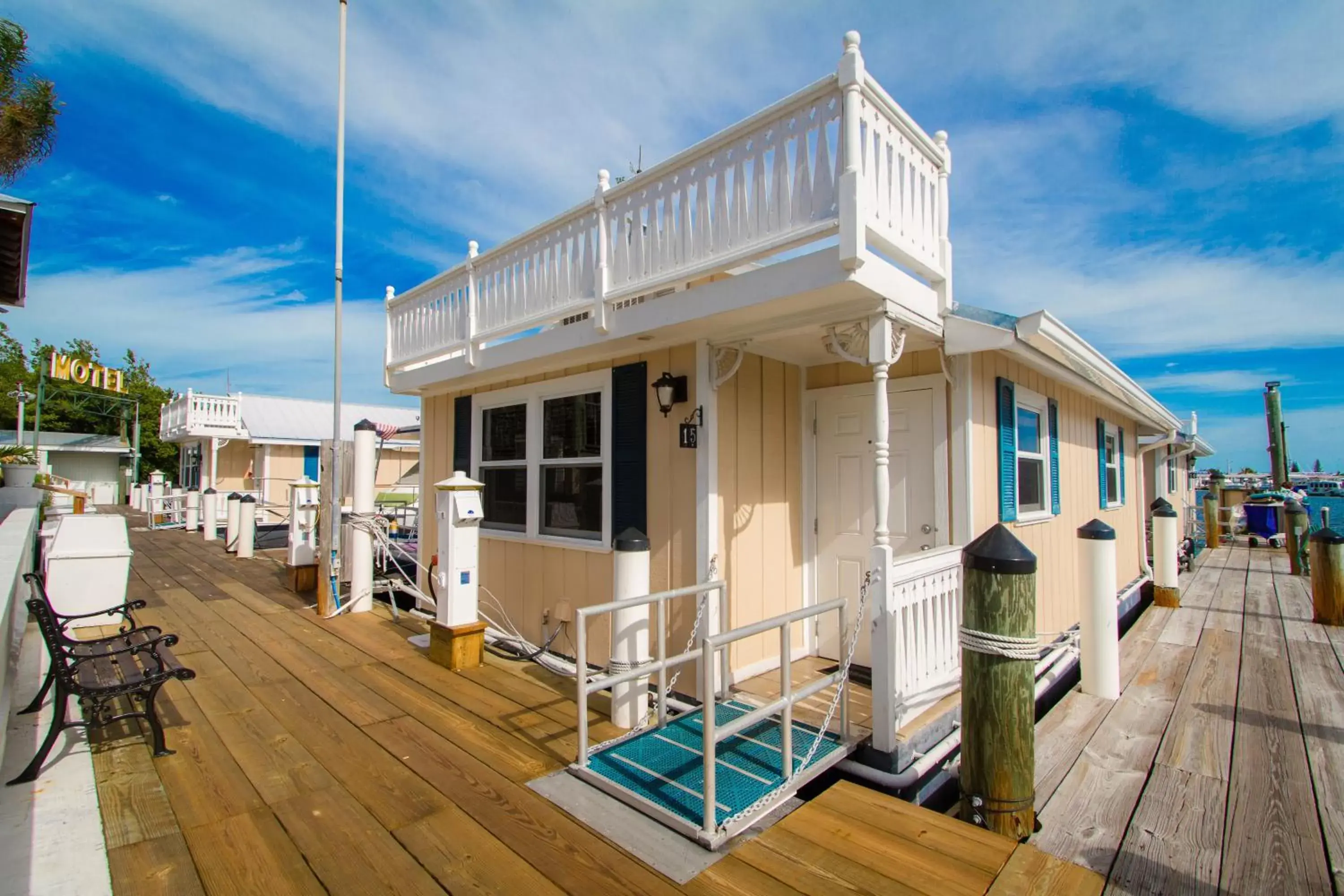 Facade/entrance, Property Building in Harborside Motel & Marina