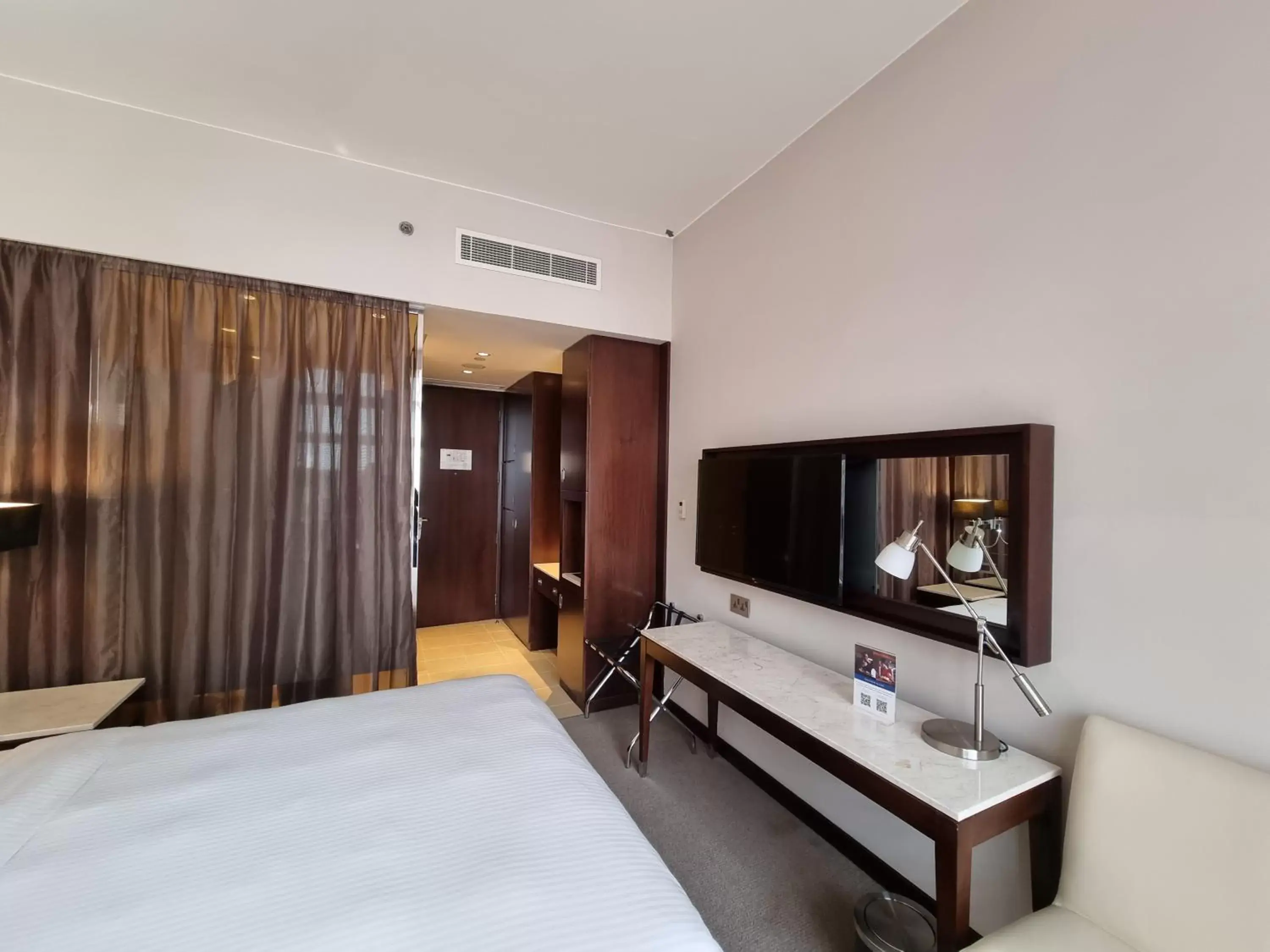 Bed, TV/Entertainment Center in Centro Al Manhal by Rotana