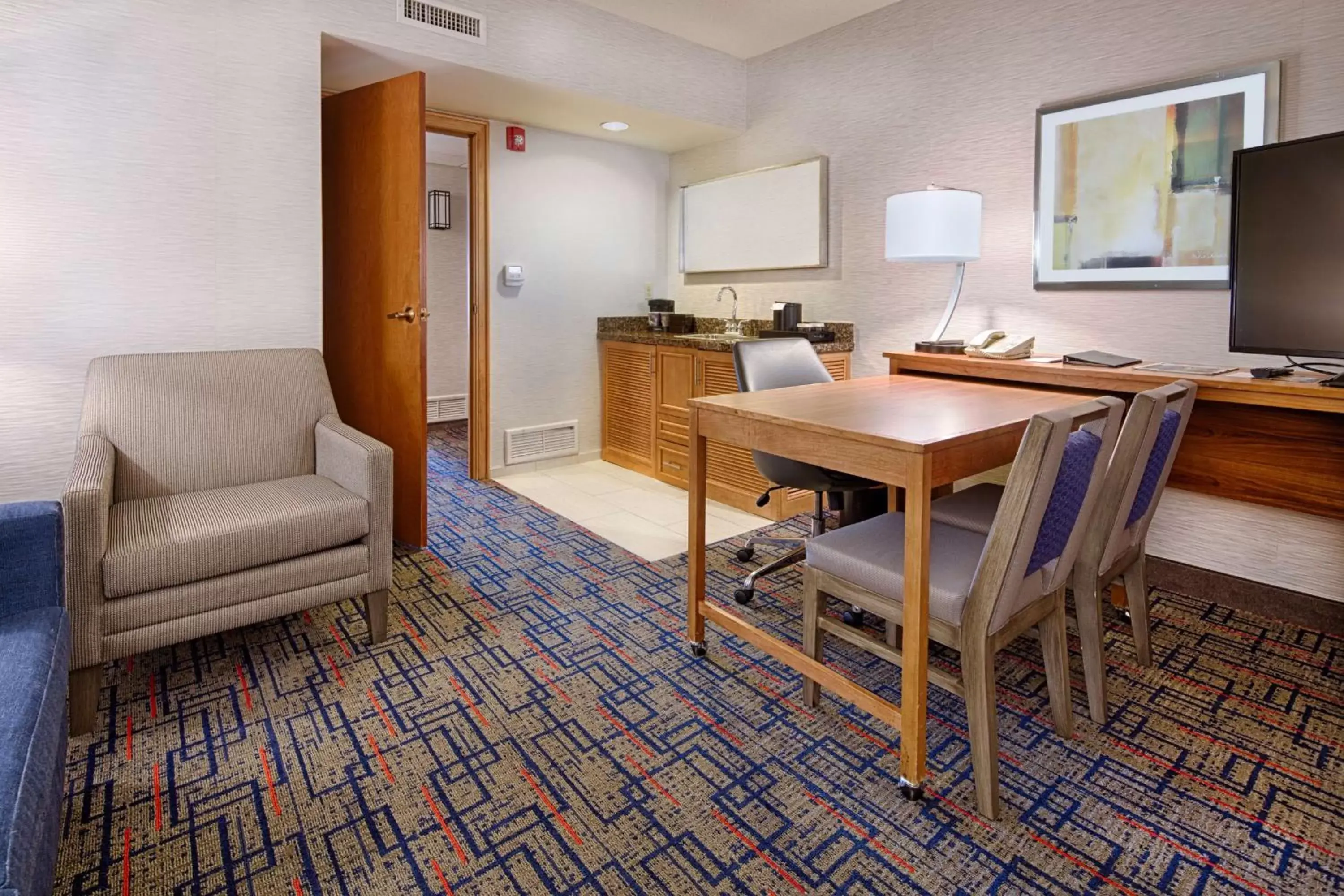 Living room, Dining Area in Embassy Suites by Hilton Chicago O'Hare Rosemont