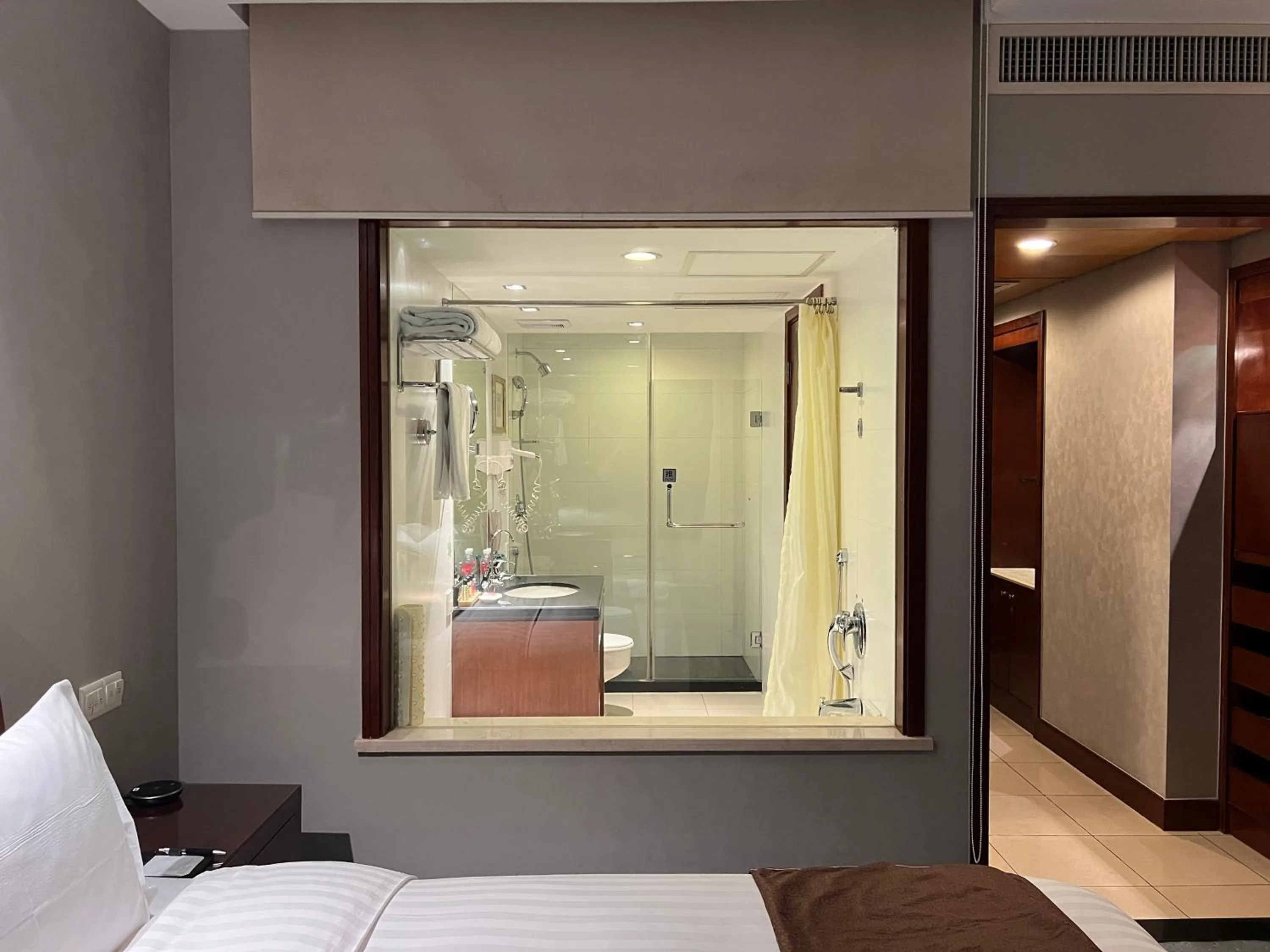 Bathroom, Bed in Baolong Hotel Shanghai