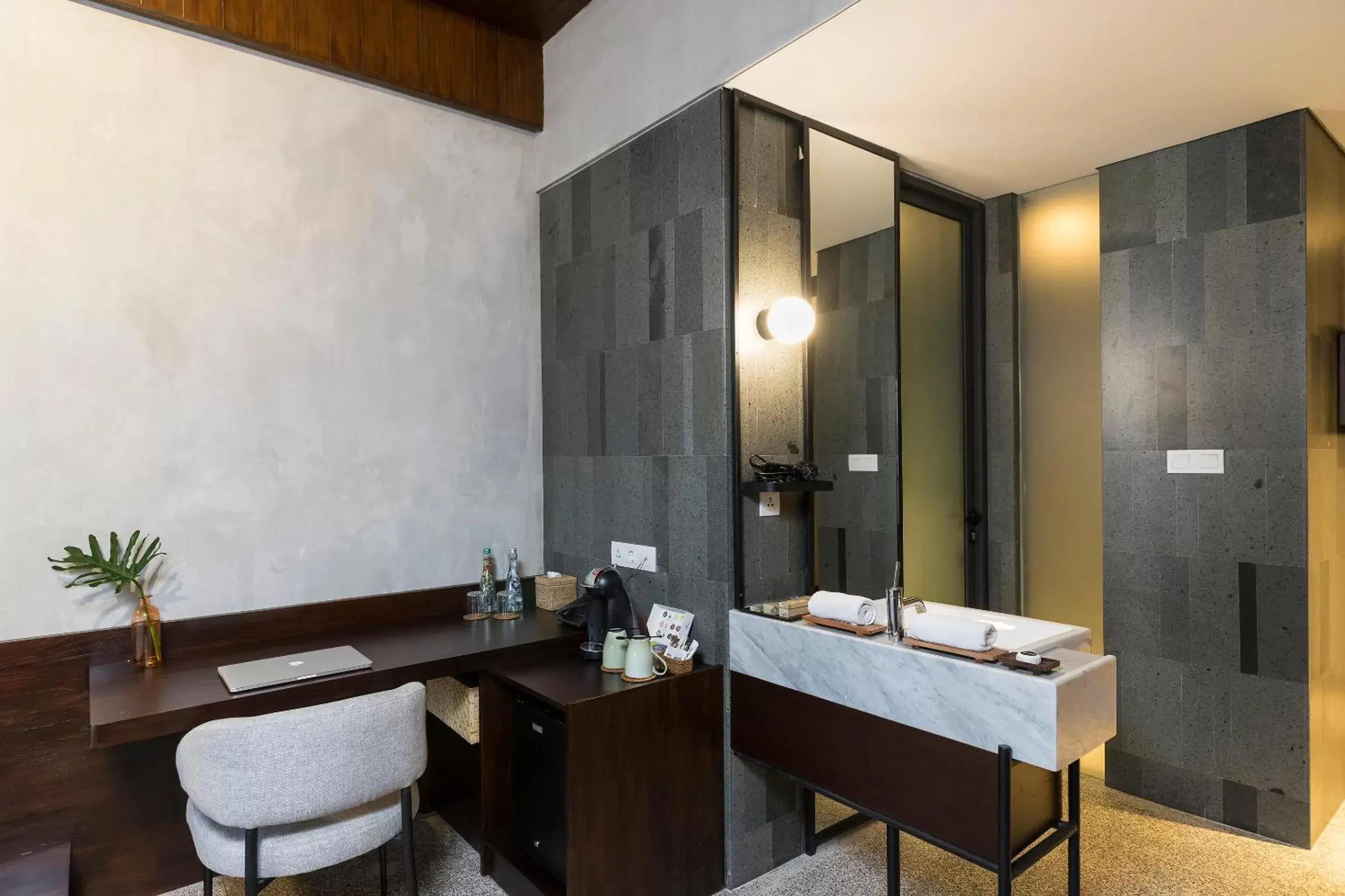 Coffee/tea facilities, Bathroom in ARTOTEL Haniman Ubud