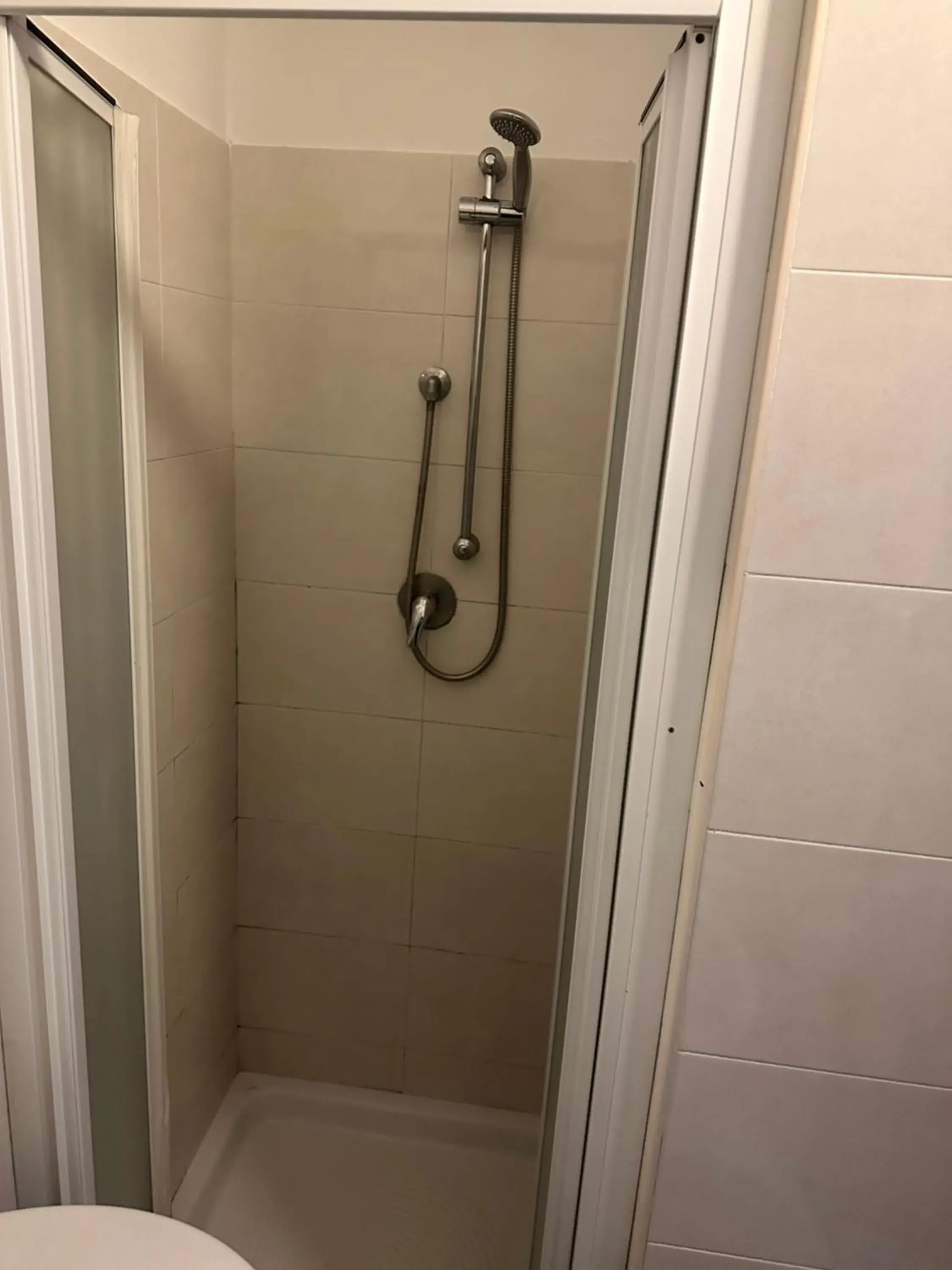 Shower, Bathroom in Hotel Mercurio