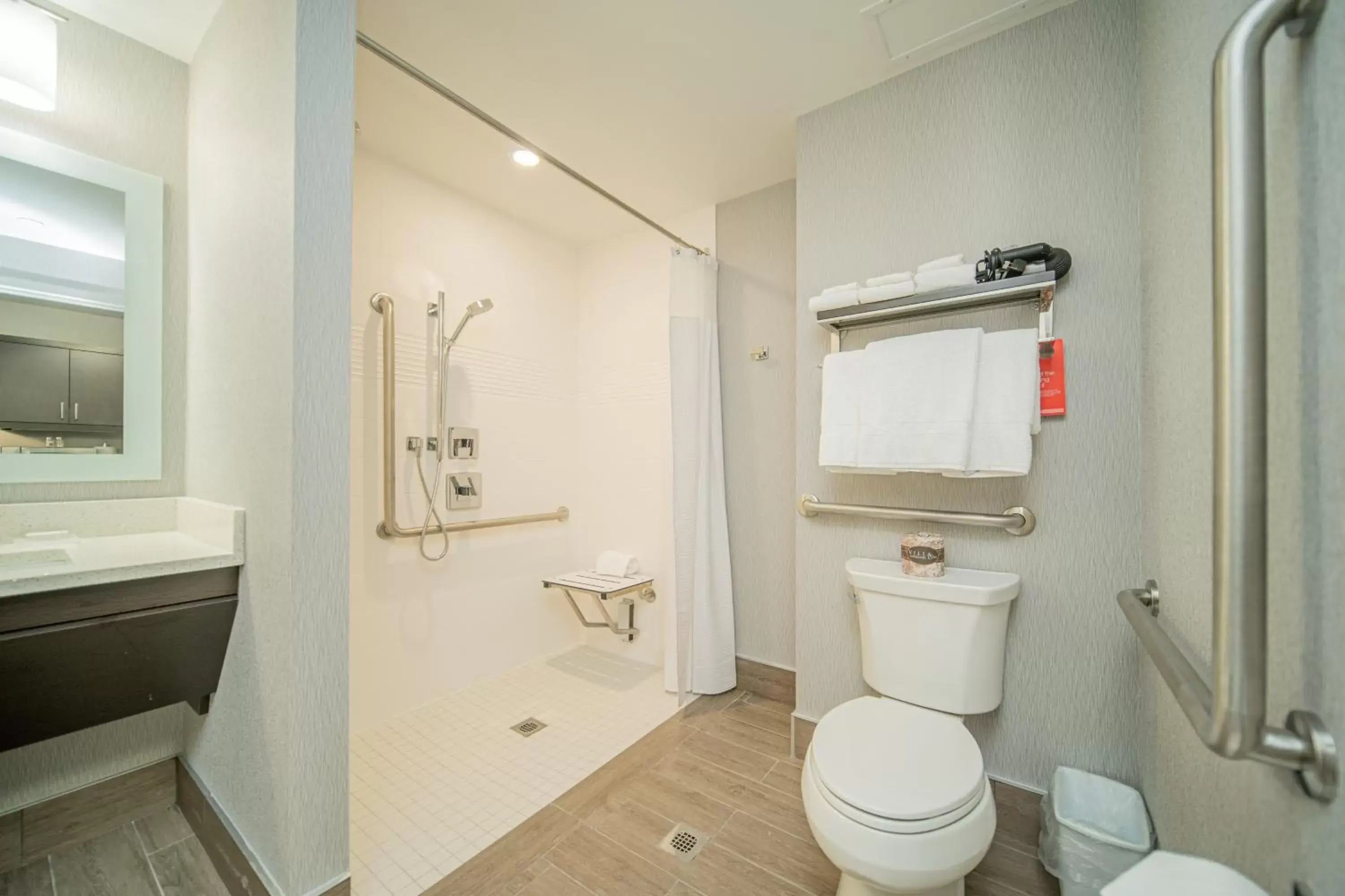 Bathroom in TownePlace Suites by Marriott Brantford and Conference Centre