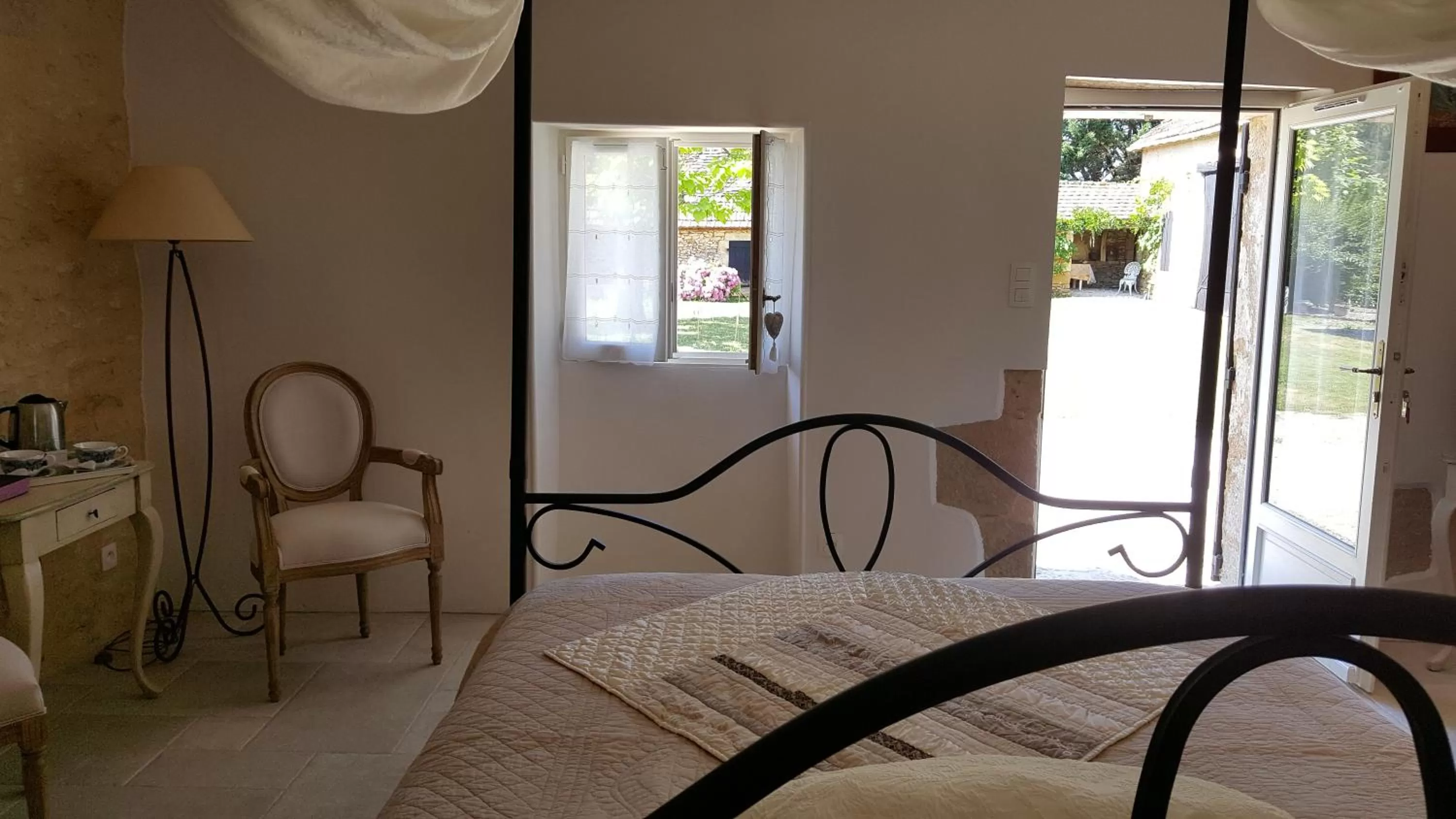 Garden view, Bed in La Manilau