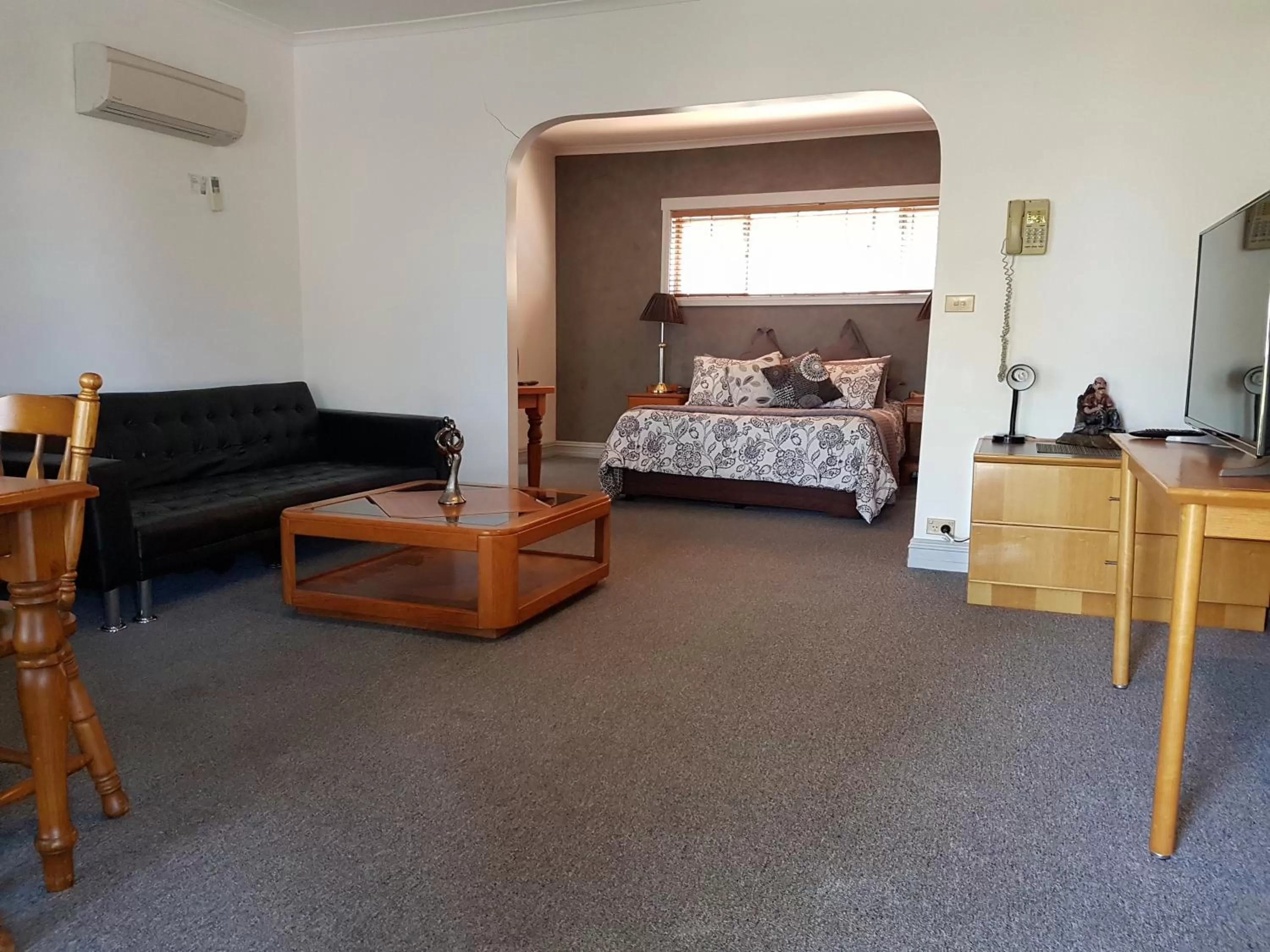 Seating area, Bed in Swaggers Motor Inn