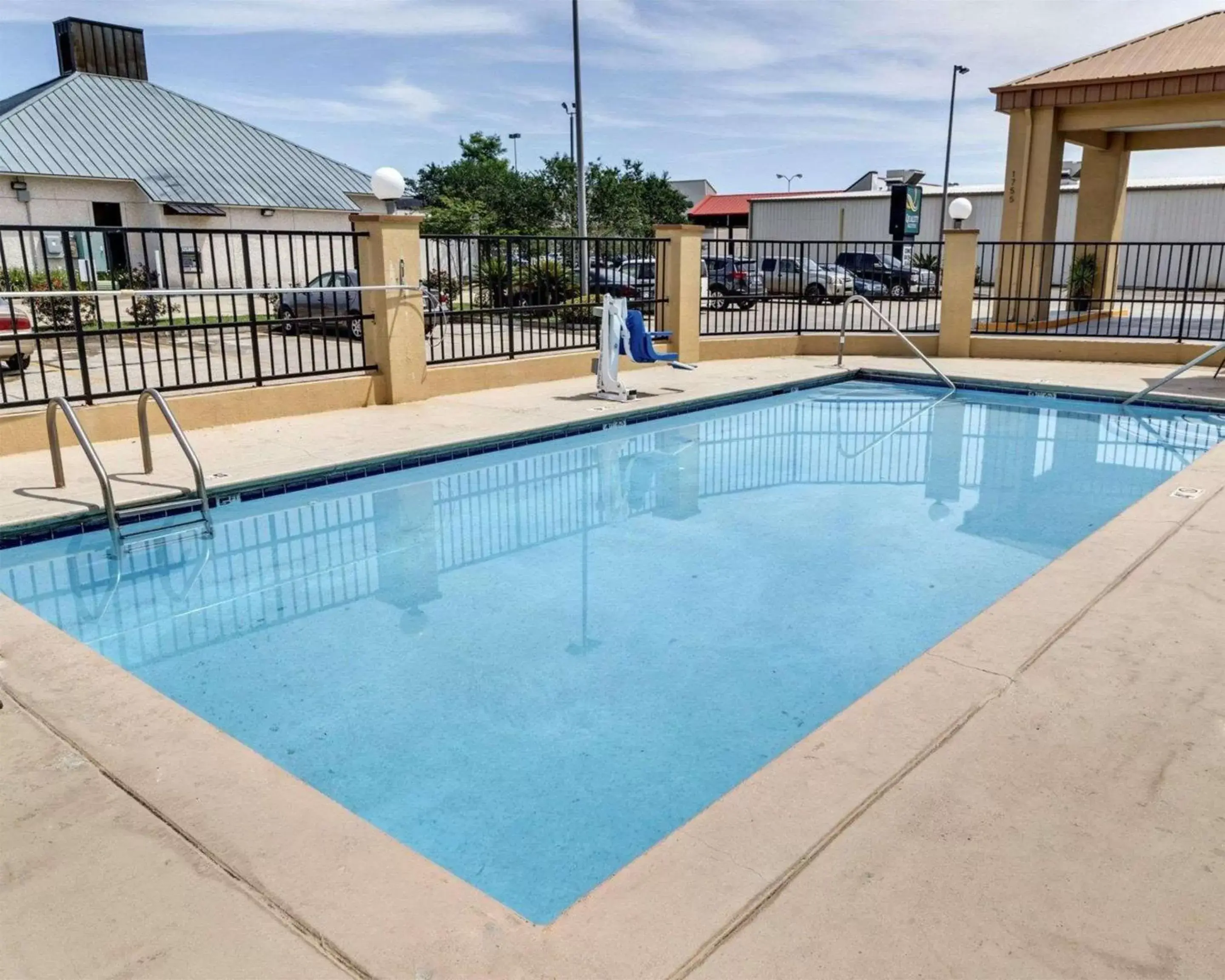 On site, Swimming Pool in Quality Suites Baton Rouge East - Denham Springs