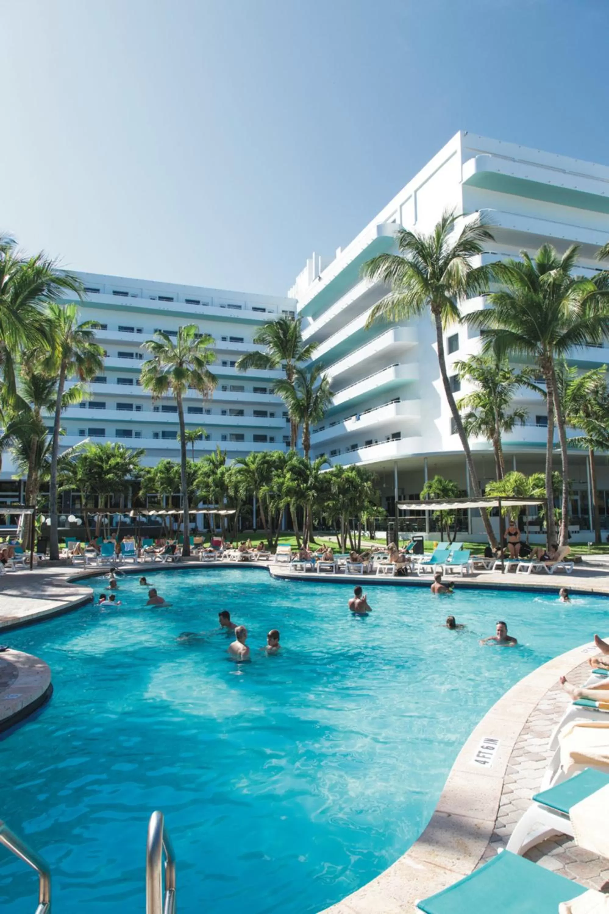 Swimming pool in Riu Plaza Miami Beach