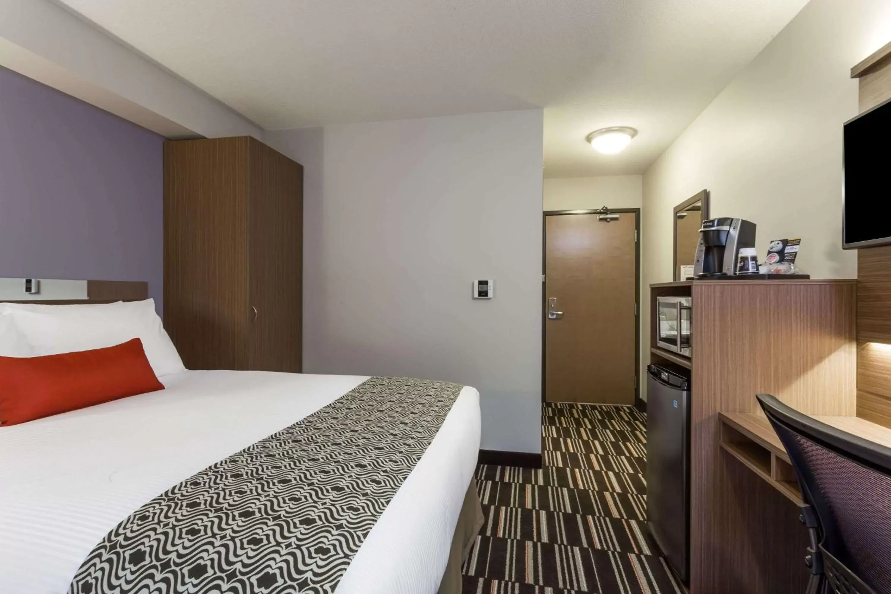 Photo of the whole room, Bed in Microtel Inn and Suites by Wyndham Kitimat