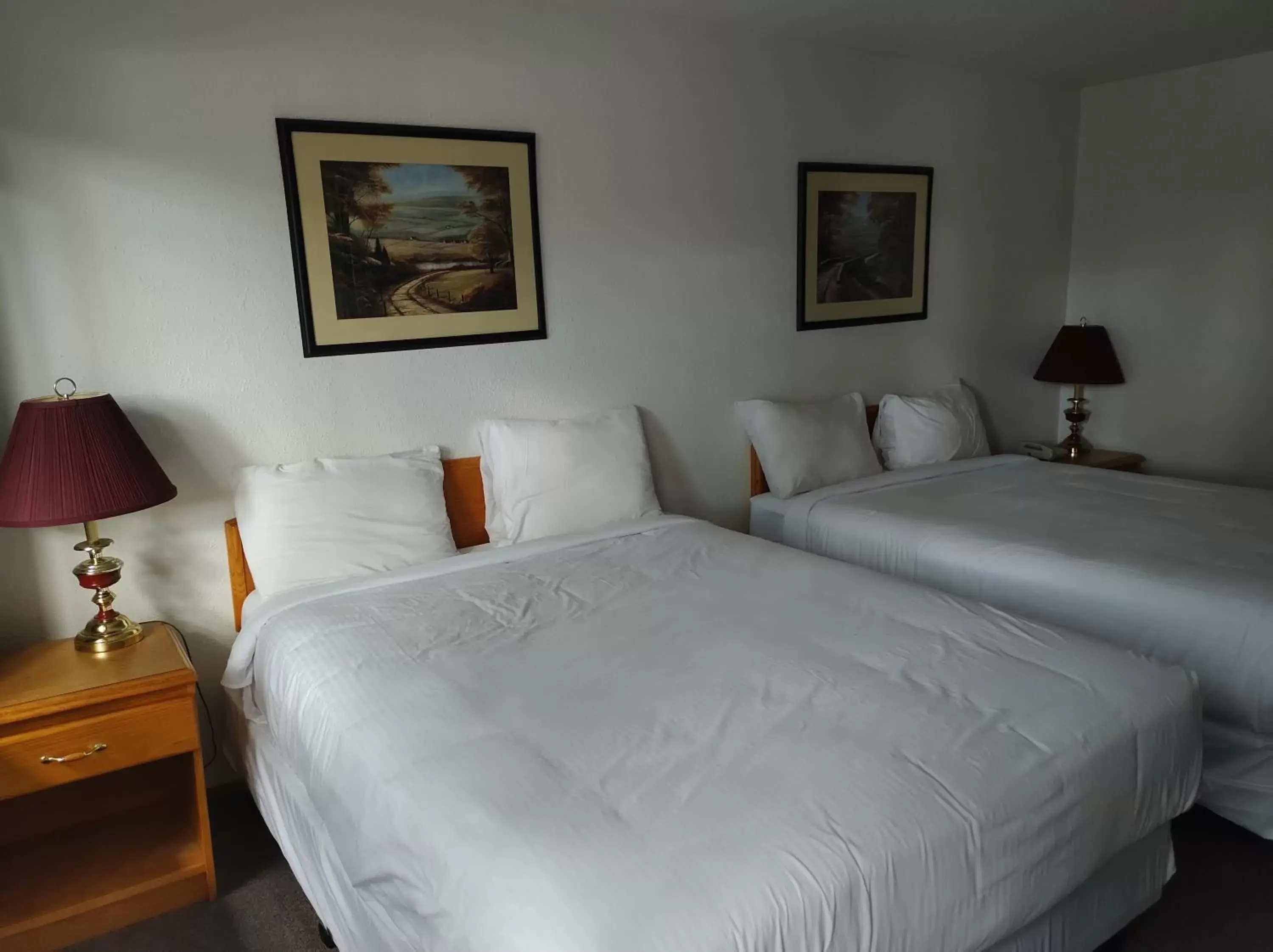 Bedroom, Bed in Chalet Inn