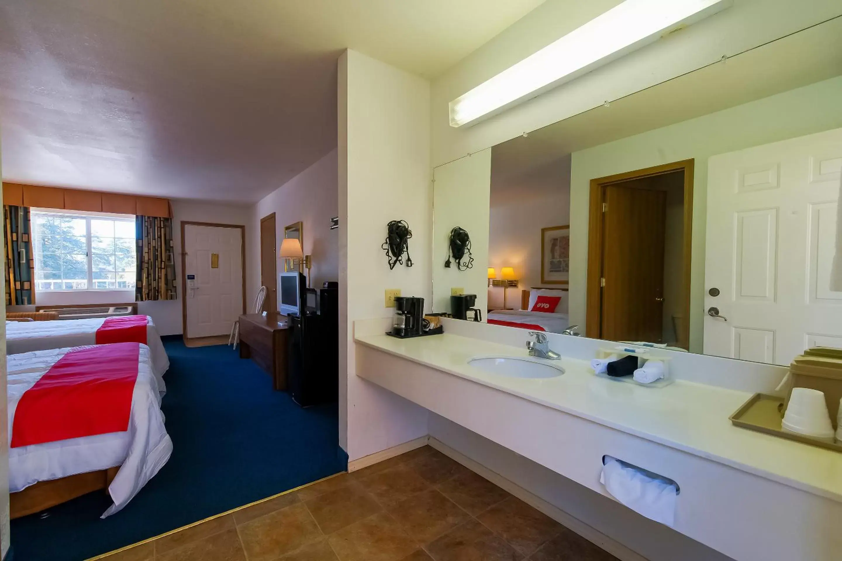 Bedroom, Bathroom in Hotel O Eureka Springs - Christ of Ozark Area