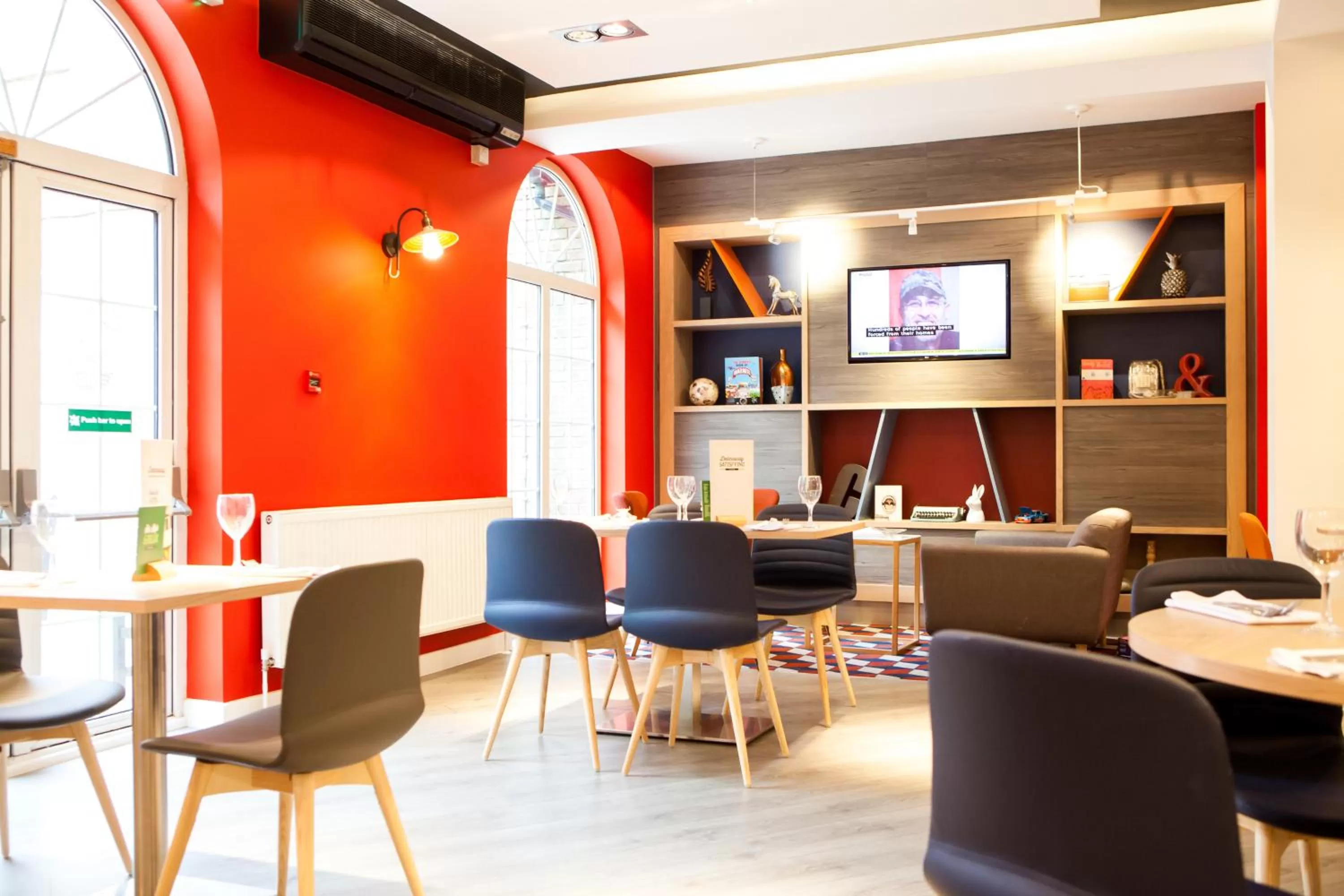 Lounge or bar in Holiday Inn Corby Kettering A43 by IHG