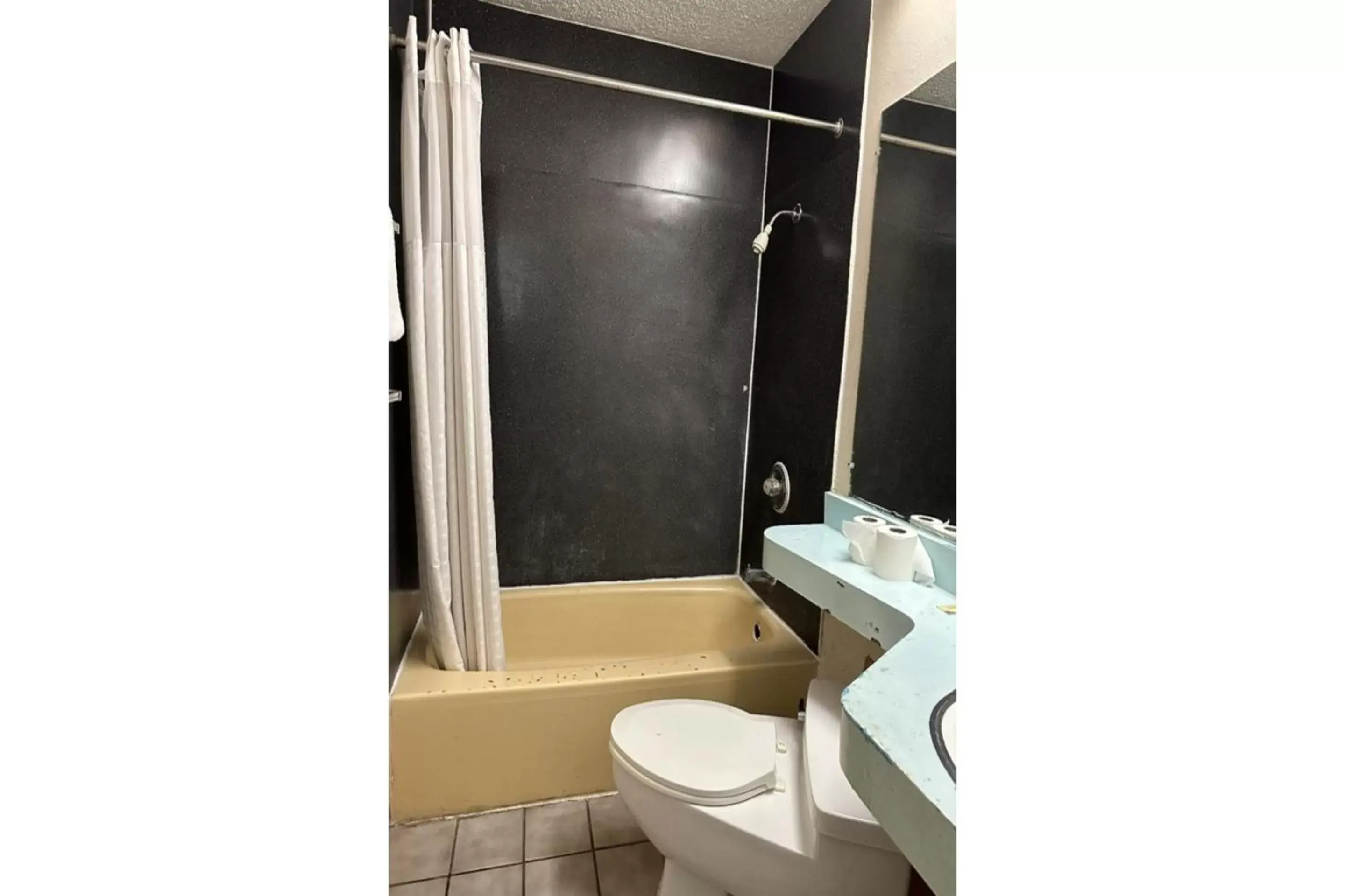 Bathroom in Kampus Inn by OYO Gainesville - University Area