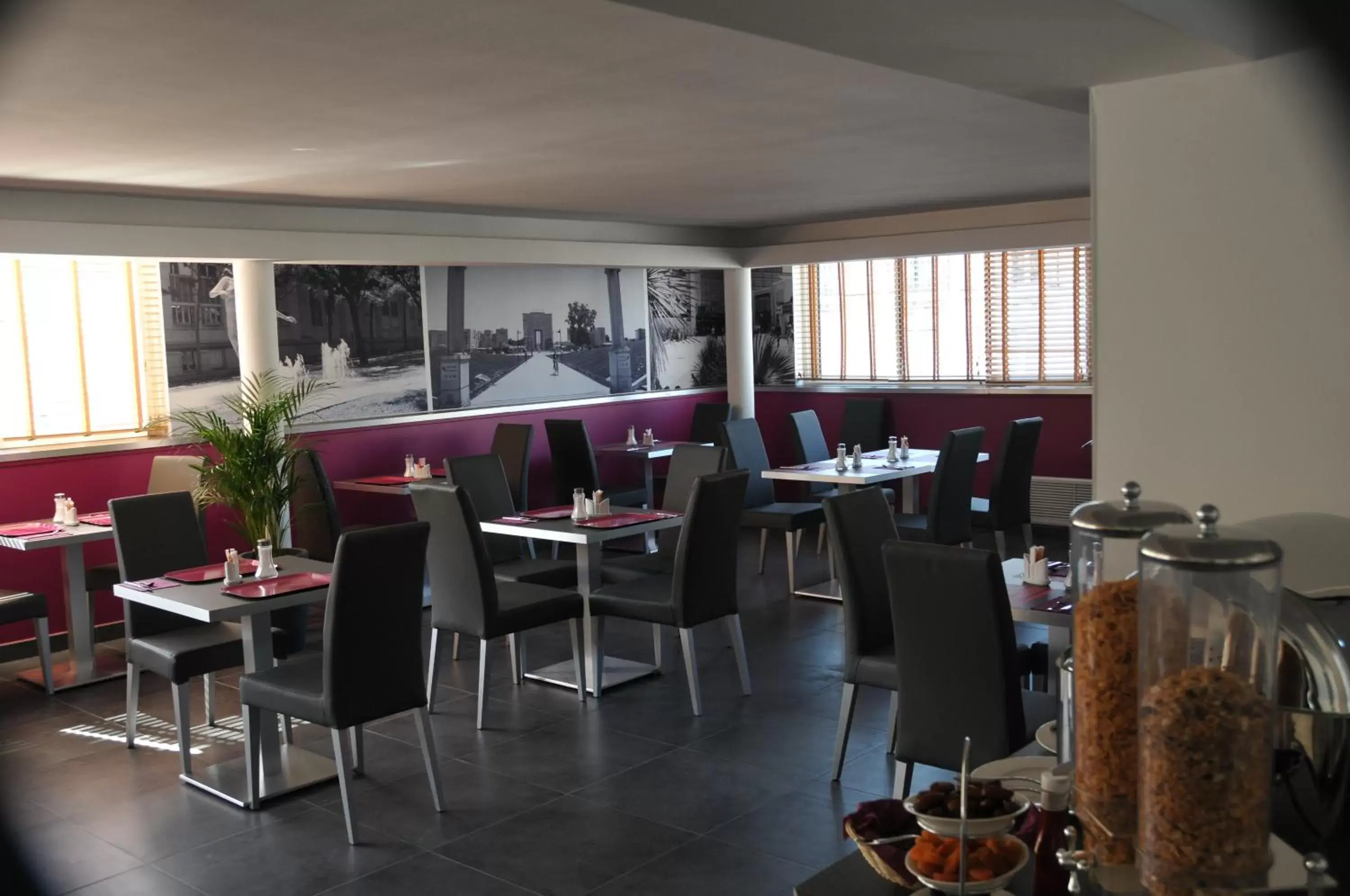 Restaurant/Places to Eat in Privilège Hôtel & Apparts Eurociel Centre Comédie